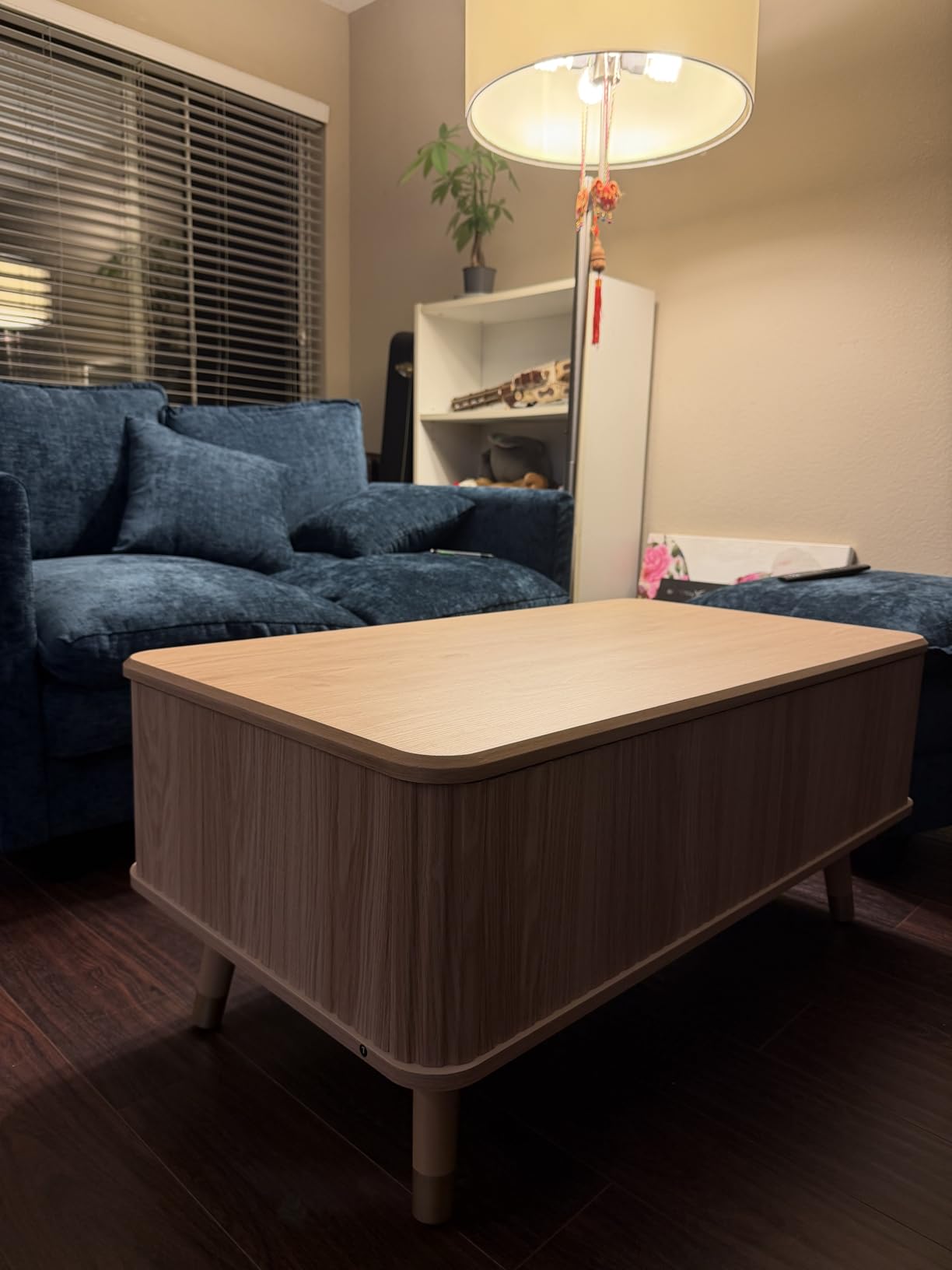 Lift Top Coffee Table with Storage, Mid Century Modern Coffee Table with Solid Wood Legs, 38
