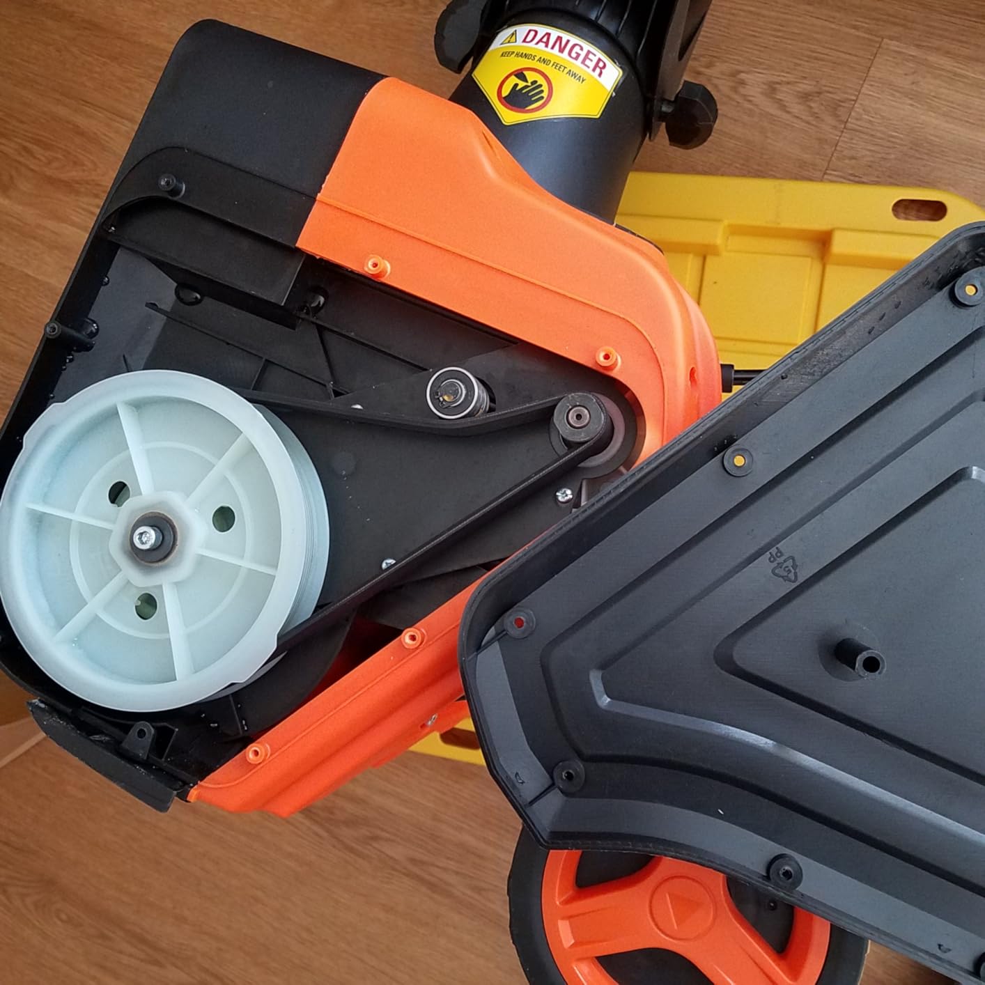 VEVOR Corded Electric Snow Blower, 20 inch 15A Snow Thrower with Dual LED Headlights & 180-Degree Rotating Chute, 25FT Throwing Distance, Walk-Behind Snowblower for Driveway Sidewalk customer photo 1
