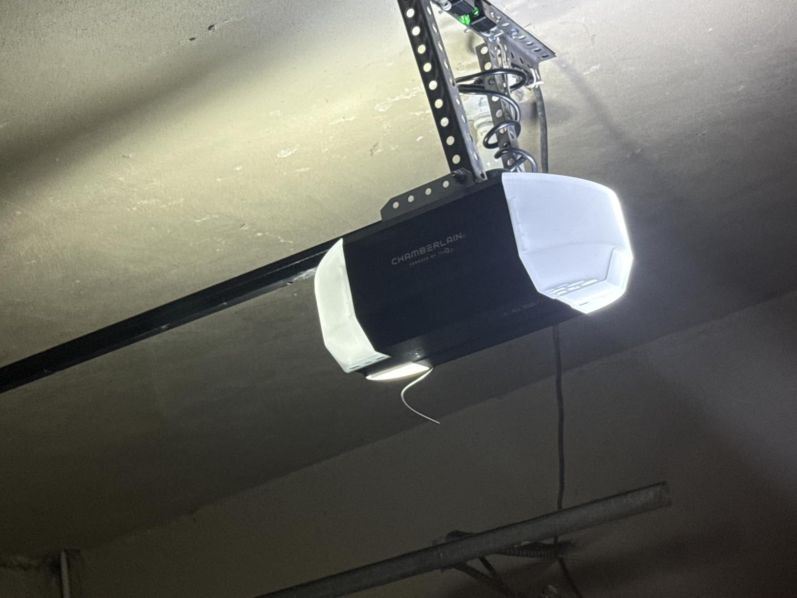Chamberlain Garage Door Opener 3/4 HP Belt Drive myQ Garage Door Opener with Fixed Camera, Battery Backup, 2‑Bulb LED Lighting customer photo 2