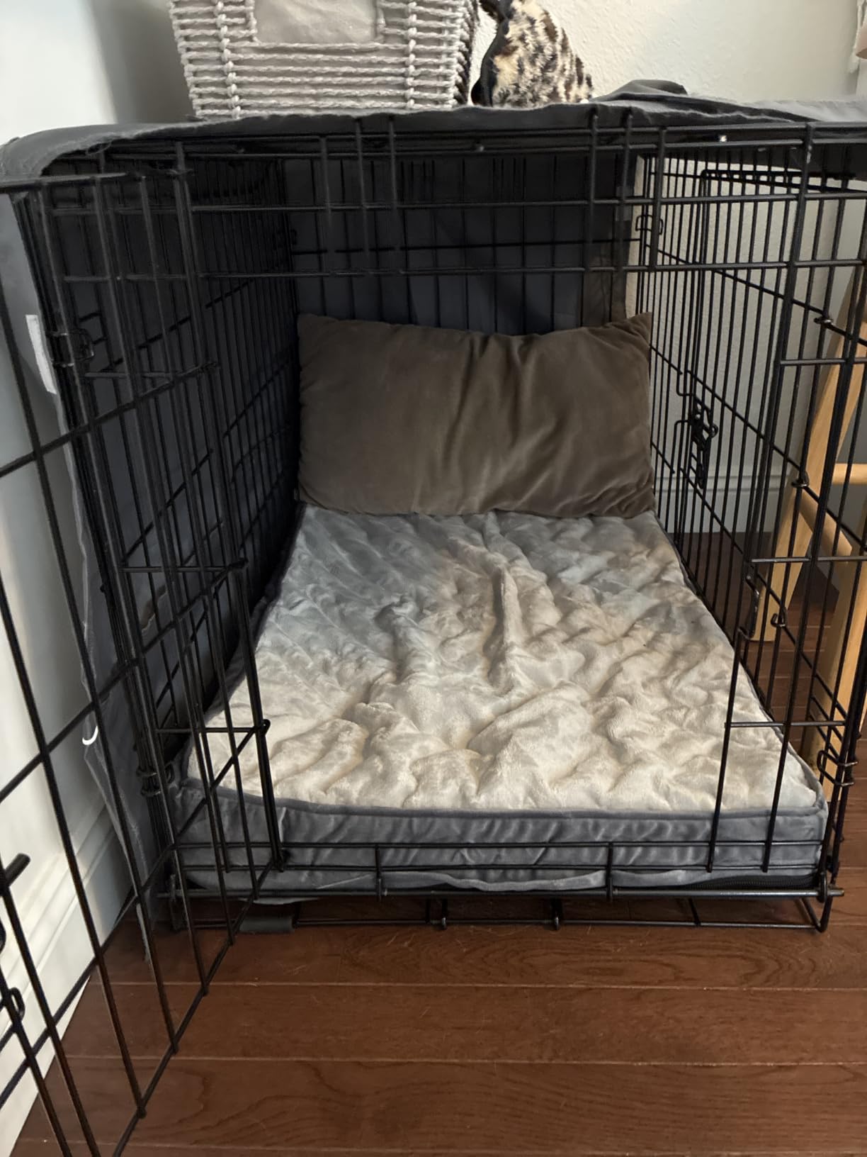 OhGeni Orthopedic Waterproof Dog Bed for Extra Large Dogs, Machine-Washable Removable Cover in Easy-Clean Fabric, Reversible Memory Foam & Easy-Carry Handle, Suitable for Crate, 41 inch (Gray) customer photo 2