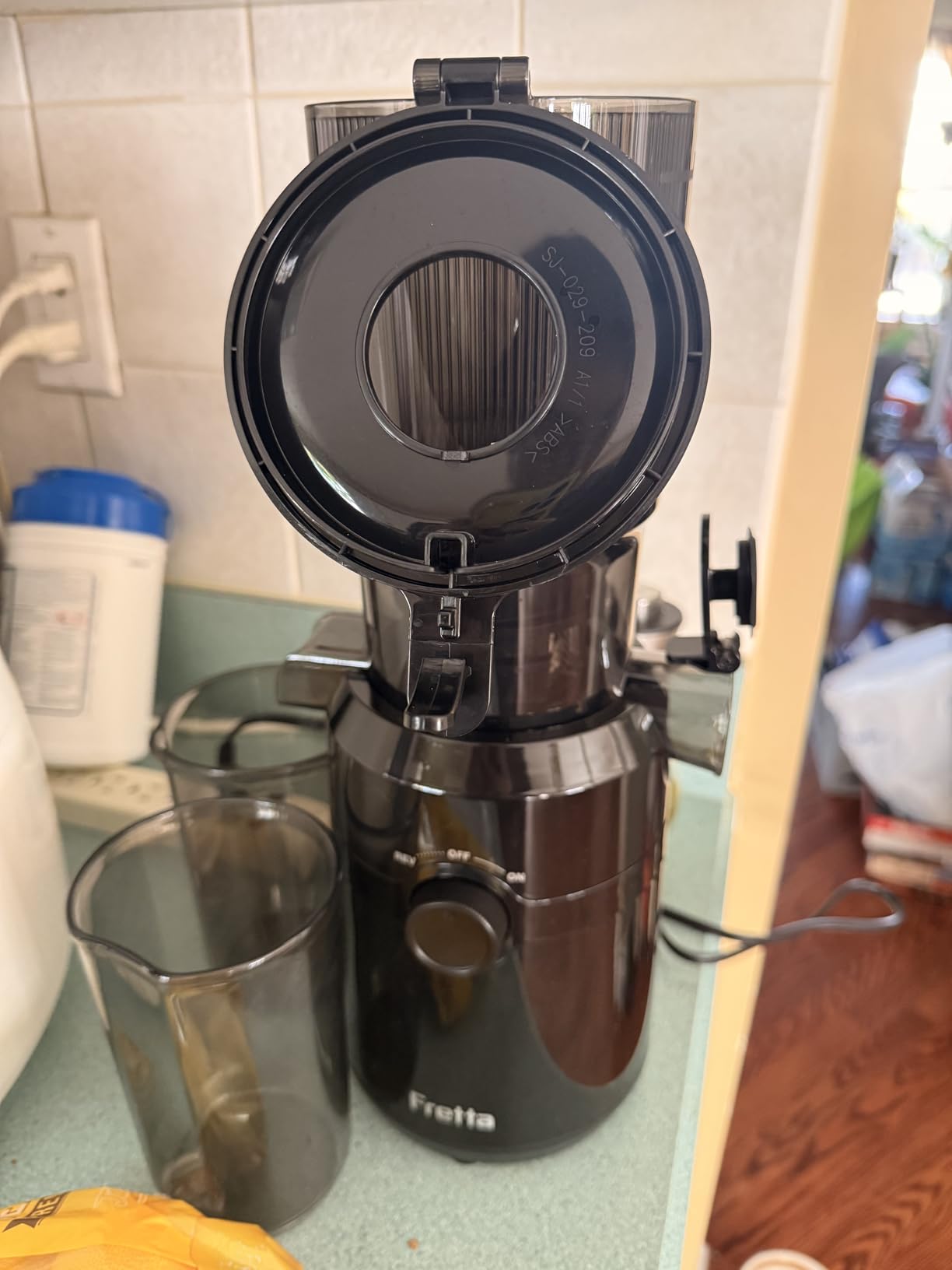 Juicer Machines, Fretta Compact Cold Press Juicer with PCTG Material from US, Fit Whole Fruits & Vegetables, BPA-Free, Easy to Clean (Pure Black, 1.0 L) customer photo 1