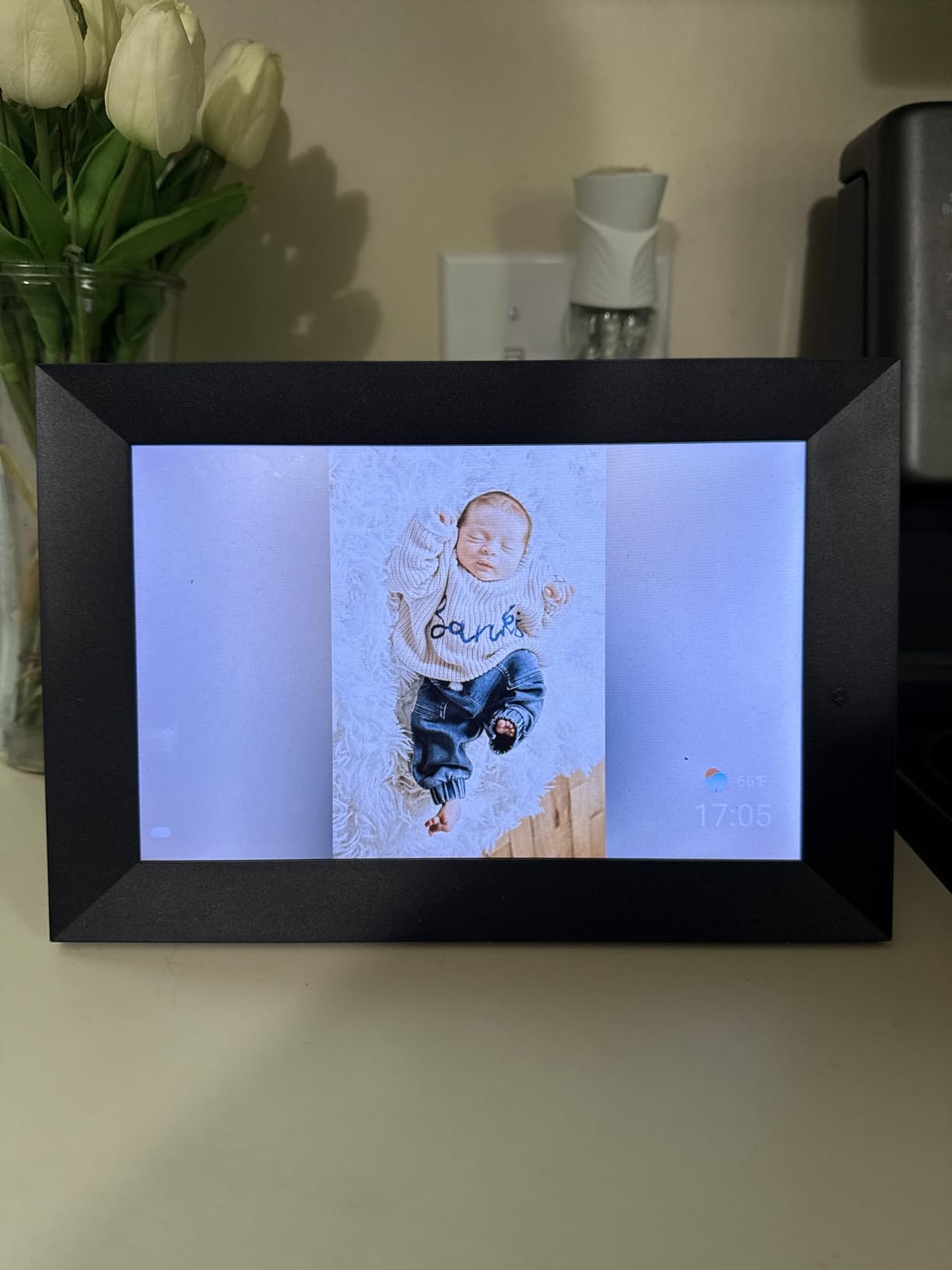 AEEZO Digital Picture Frame, 10.1 Inch Digital Photo Frame with 1280 * 800 HD IPS Touch Screen, Smart Digital Frame Built-in 32GB Memory, Auto-Rotate Easy Setup via AiMOR APP(Black) customer photo 2