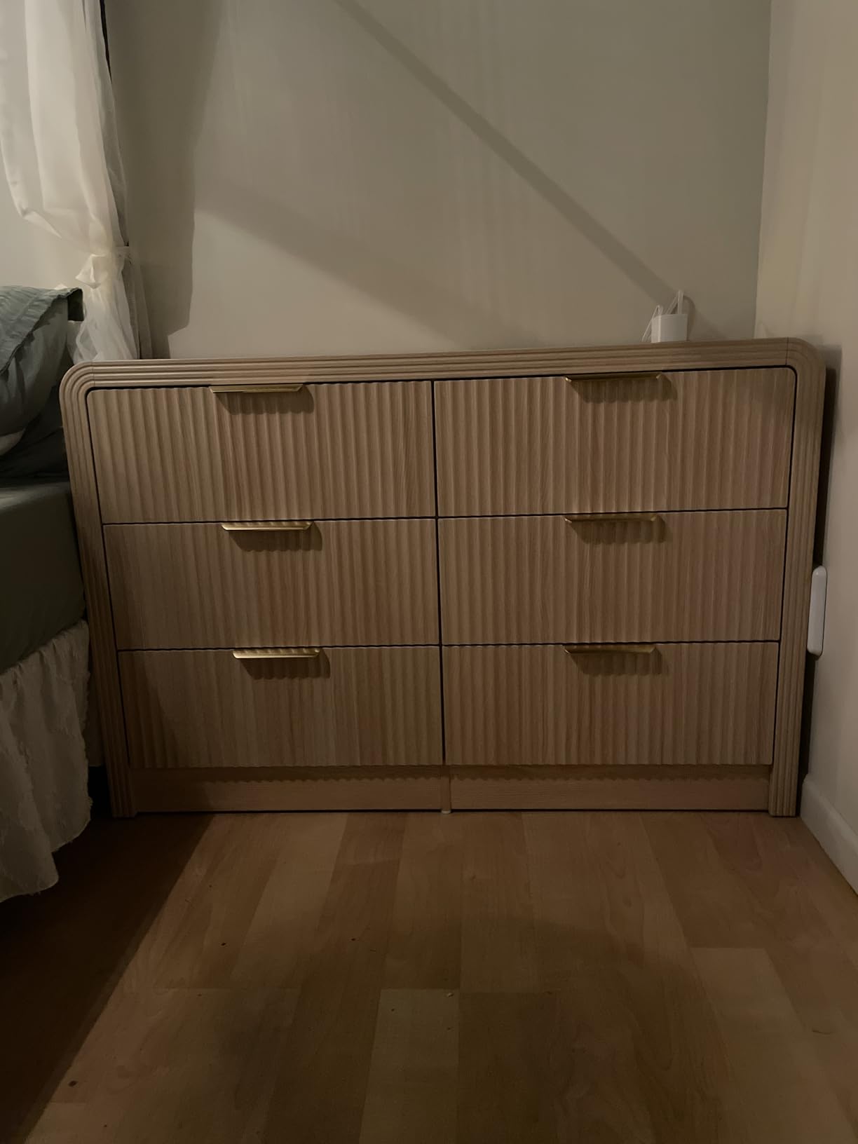 Decofy Fluted Drawers Dresser for Bedroom, Wood Dressers with Gold Handles, Modern Dressers with Wave Texture, Large Storage Chest of Drawers, Bedroom Dresser Organizer 55'' & 6 Drawers (Natural Oak) customer photo 1