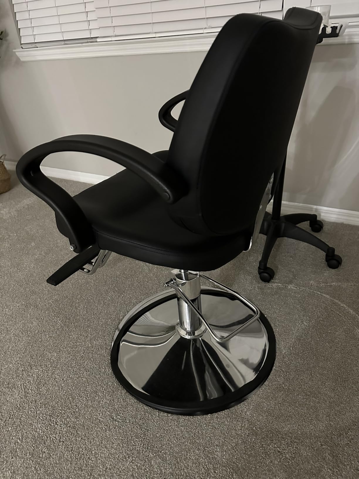 BestMassage | Barber Chair | Hydraulic Styling Chair | PU Leather | Adjustable Height | Footrest | Anti-Slip Chrome Base | Heavy-Duty Steel Frame | Black | for Hair Stylists & Home Use customer photo 1