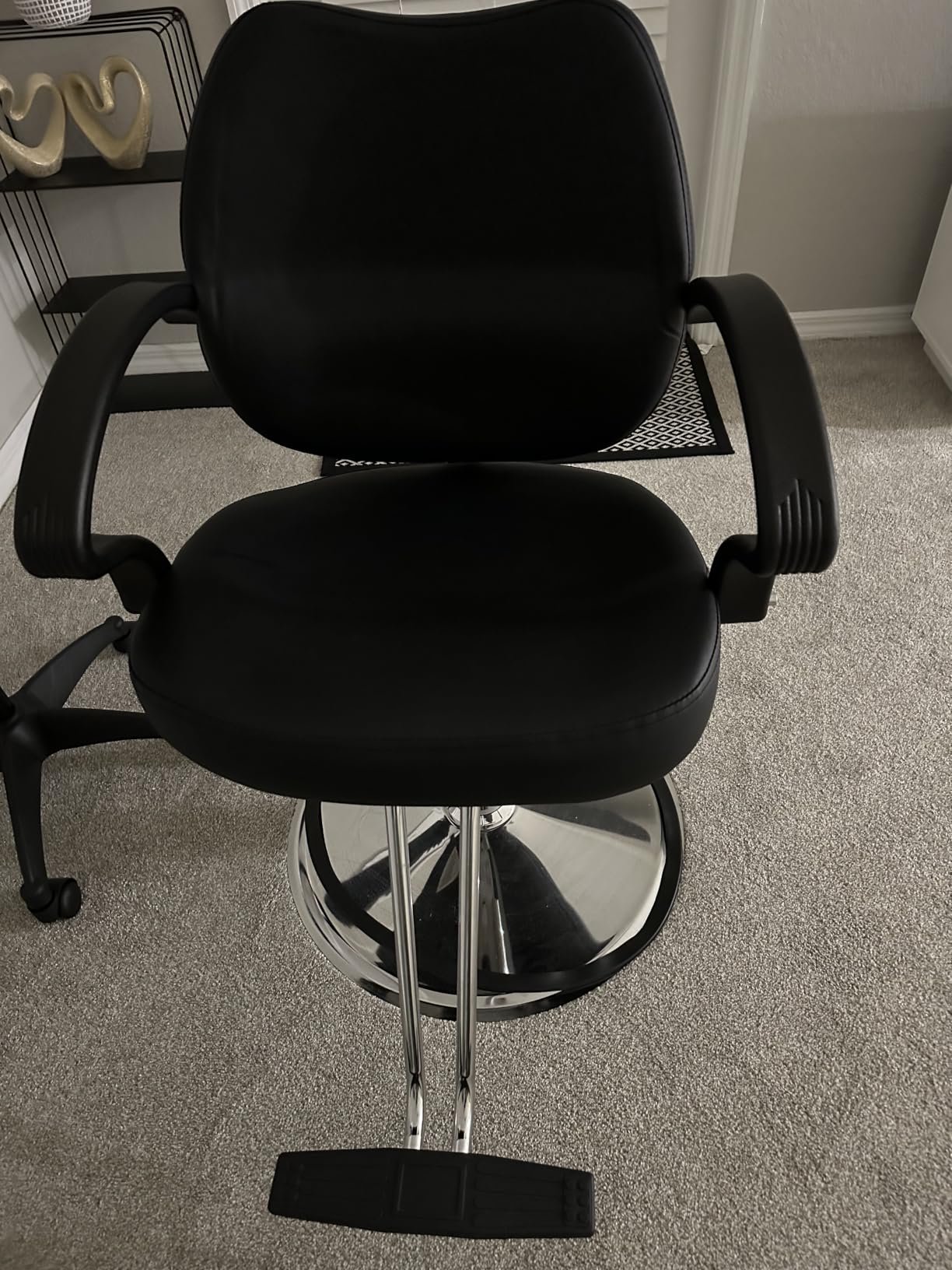 BestMassage | Barber Chair | Hydraulic Styling Chair | PU Leather | Adjustable Height | Footrest | Anti-Slip Chrome Base | Heavy-Duty Steel Frame | Black | for Hair Stylists & Home Use customer photo 2