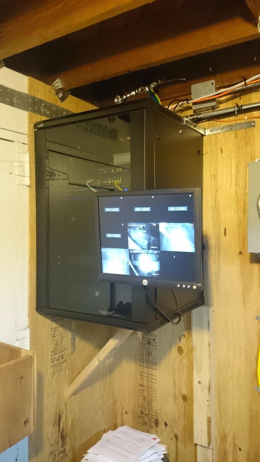 NavePoint 9U Server Rack Enclosure - 17.7