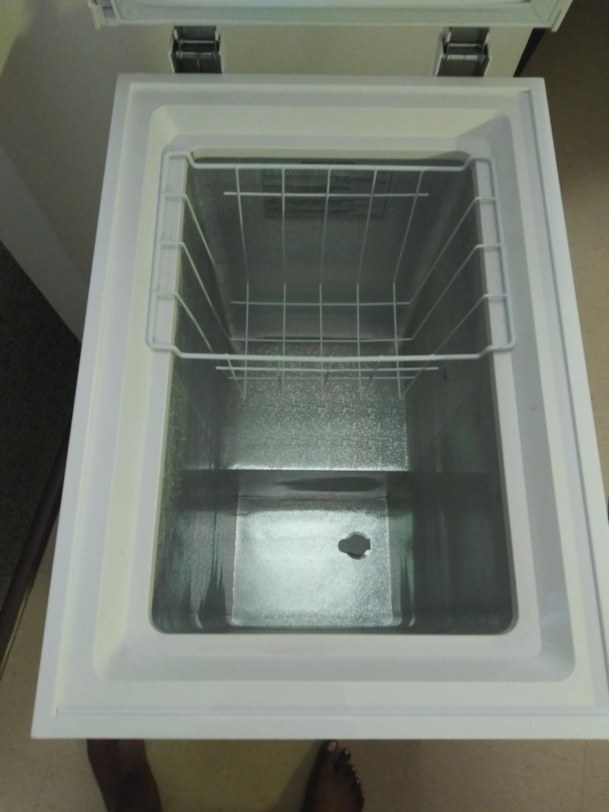 Avanti 5.0 Cu. Ft. Garage Ready Chest Freezer with Removable Storage Basket, External Temperature Control, Manual Defrost, Power Indicator Light, 5.0 Cu. Ft., White customer photo 2