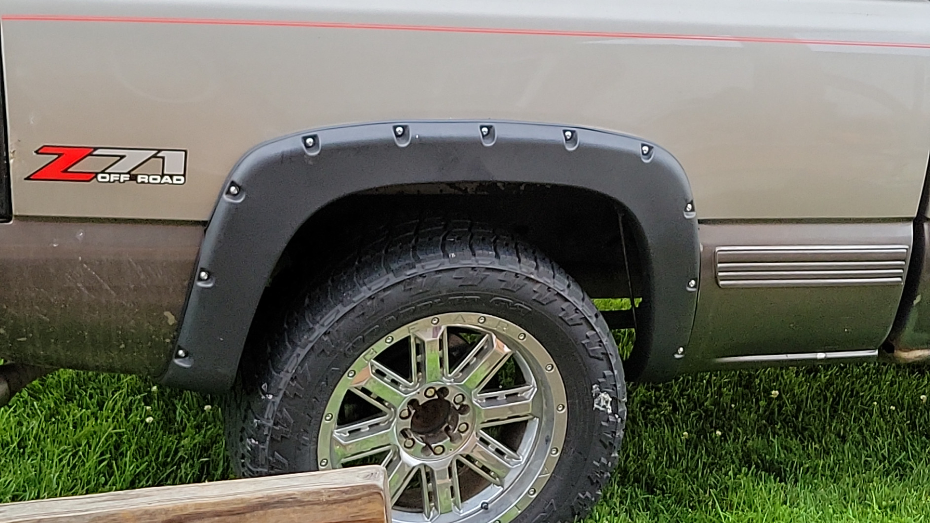 Spec-D Tuning 4PC Front + Rear Smooth Paintable Pocket Rivet Style Fender Flares Compatible with 1999-2007 Chevy Silverado GMC Sierra customer photo 2