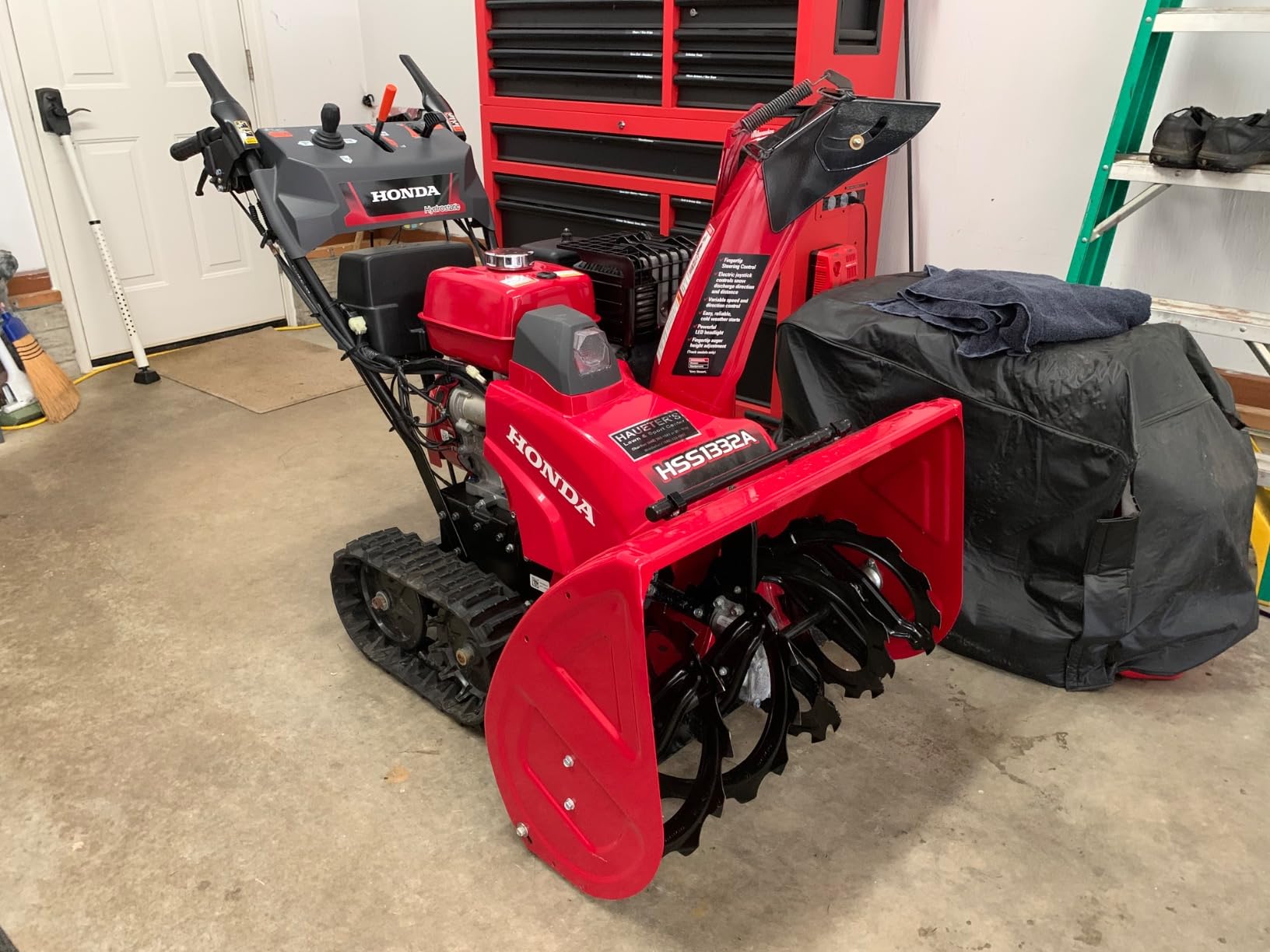 Honda HSS1332 31.9-Inch Two Stage Snow Blower with Electric Start and Track Drive, Clears Up to 2750 Pounds per Minute with 56-Foot Max Throwing Distance, Self-Propelled (HSS1332AATD) customer photo 1