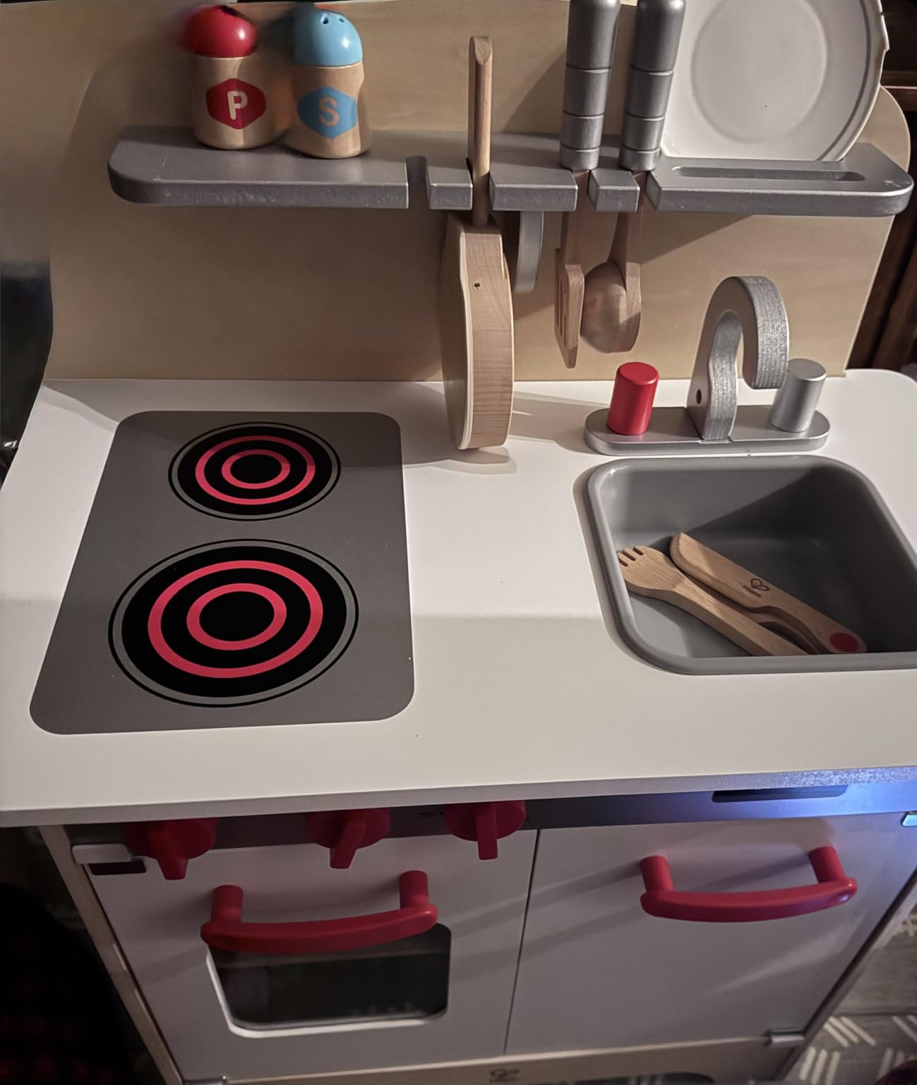 Hape Gourmet Kitchen Toy Fully Equipped Wooden Pretend Play Kitchen Set with Sink, Stove, Baking Oven, Cabinet, Turnable Knobs & Spice Shelf, Red customer photo 2