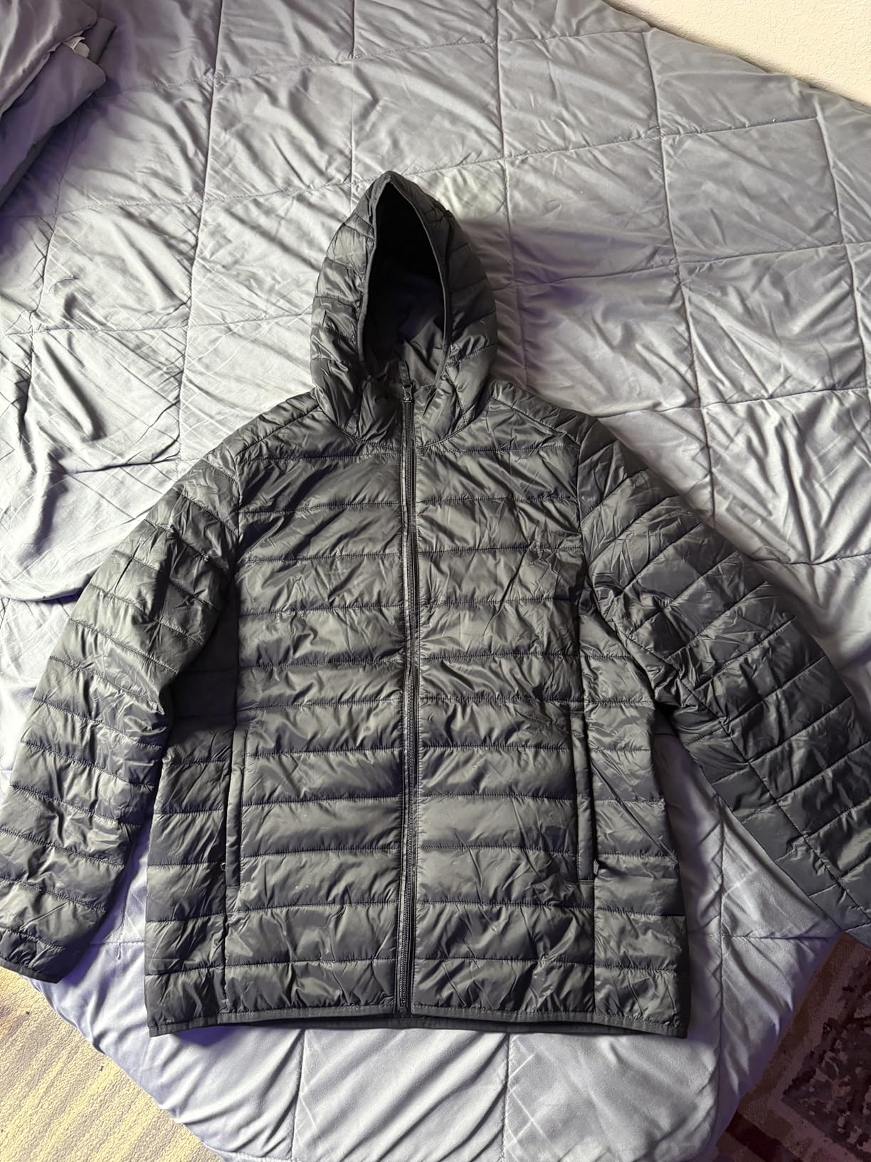 Amazon Essentials Men's Lightweight Water-Resistant Packable Hooded Puffer Jacket customer photo 1