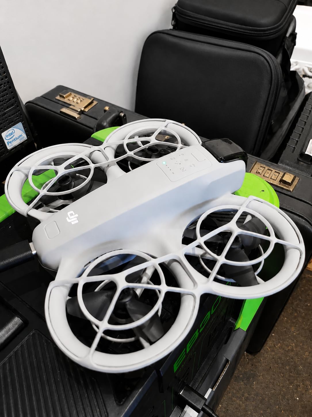 DJI Neo, Mini Drone with 4K UHD Camera for Adults, 135g Self Flying Drone that Follows You, Palm Takeoff, Subject Tracking, QuickShots, Stabilized Video, Built-In Propeller Guard (Controller-Free) | 4K UHD Video and 12 MP Photos, Approx. 135 G Takeoff Weight, Palm Takeoff and Landing, AI Subject Tracking and Quickshots customer photo 1