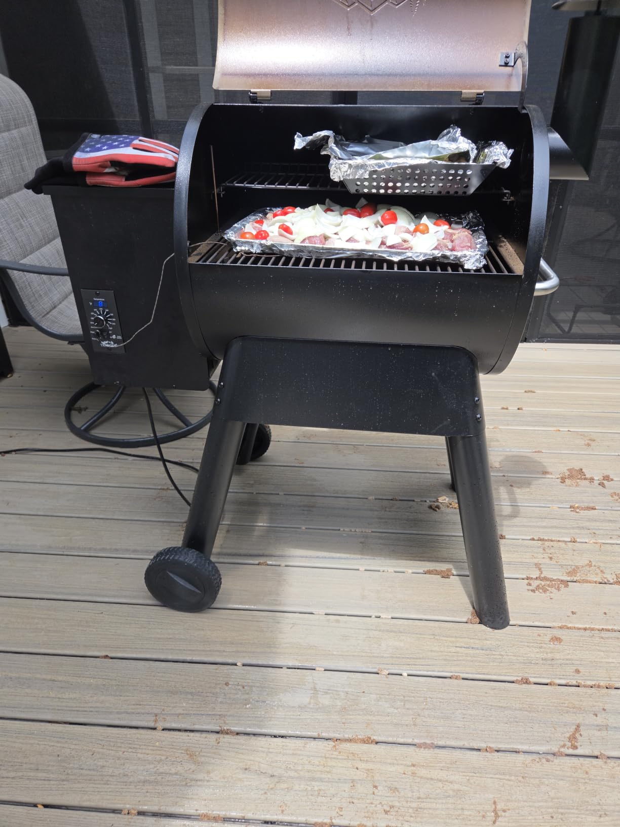 Traeger Pro 22 Wood Pellet Grill & Smoker, 572 Sq In, WiFi, 6-in-1 BBQ versatility, meat probe, 450°F max, 18 lb hopper customer photo 2