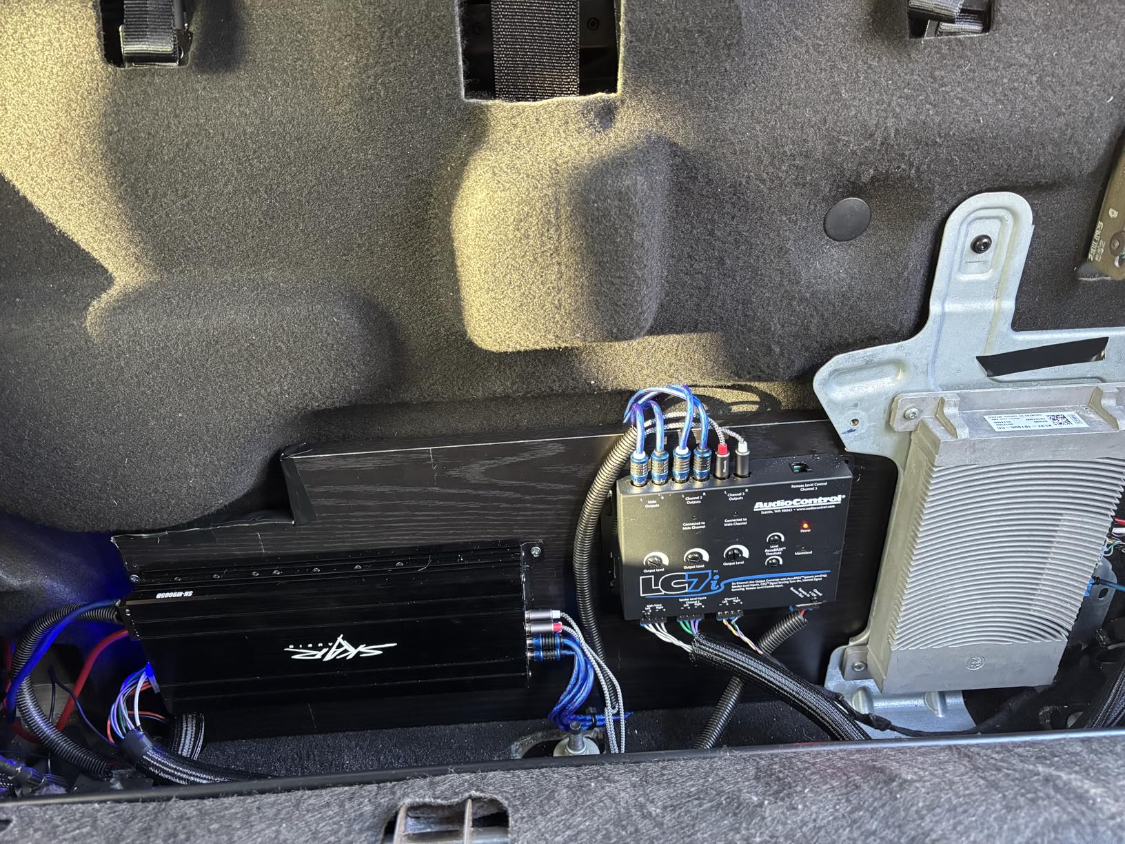Skar Audio SK-M9005D Compact Full-Range Class D 5 Channel Car Amplifier, 900W customer photo 1