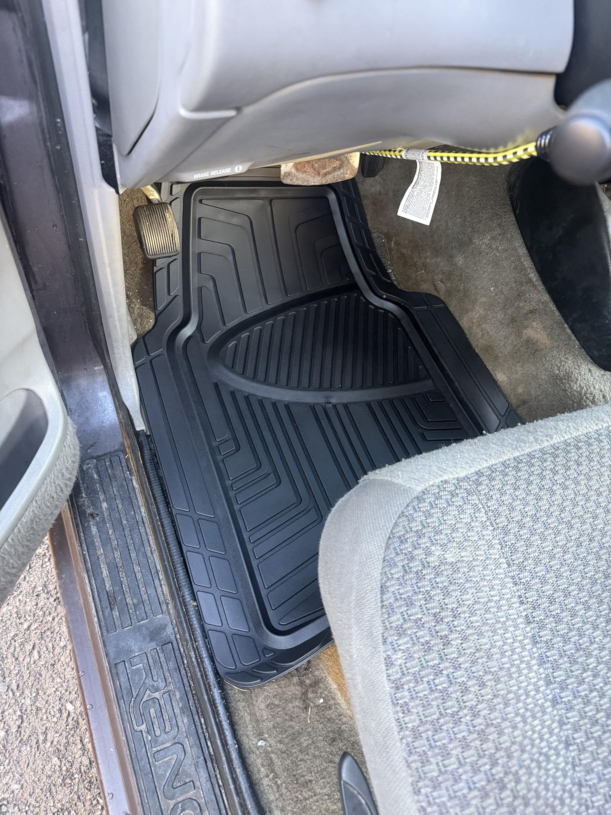 Amazon Basics 3-Piece All-Weather Heavy Duty PVC Floor Mats for Universal Fit in Cars, SUVs, and Trucks, Black customer photo 1