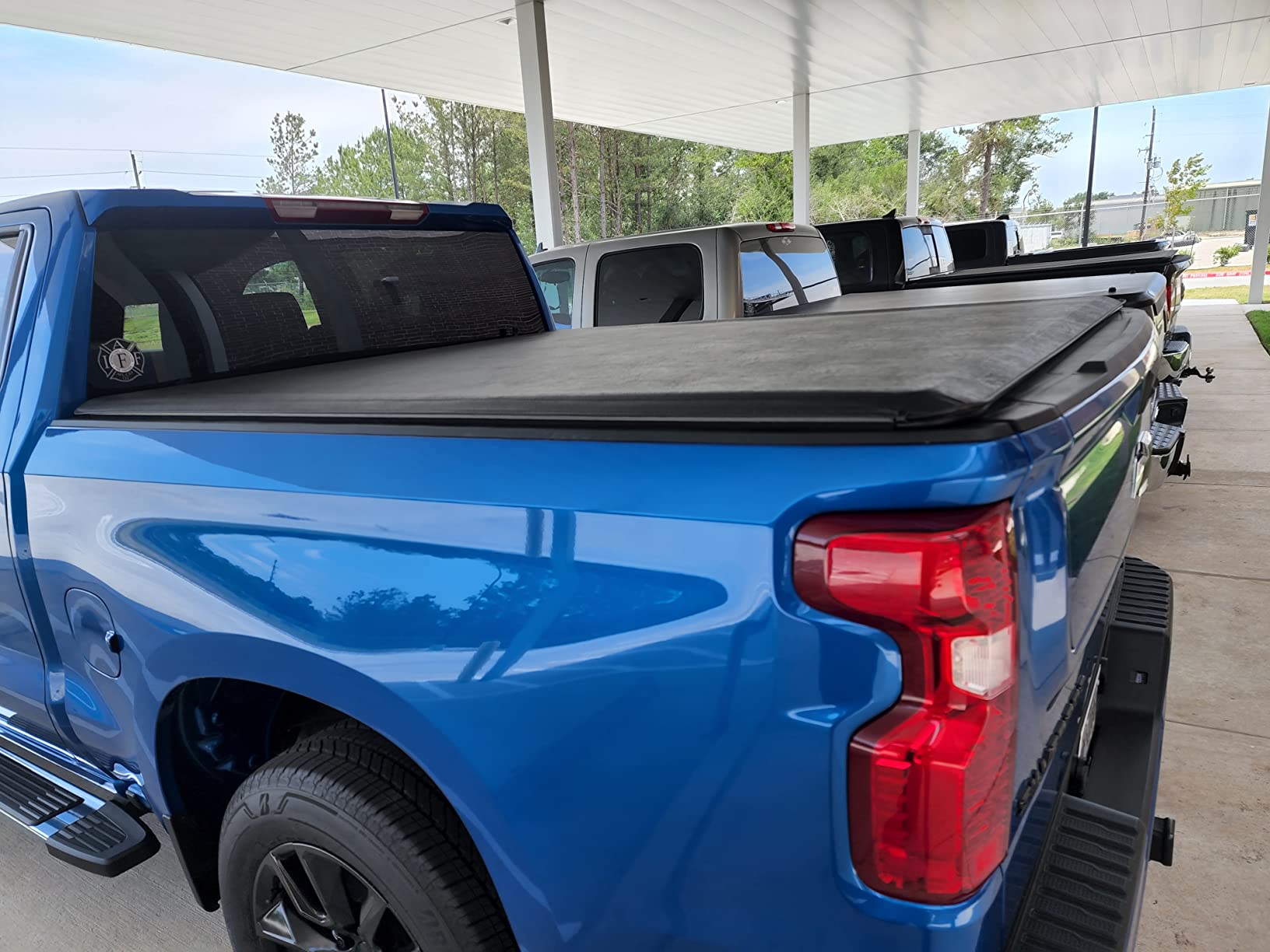 Amazon Basics Soft Roll-Up Truck Bed Tonneau Cover, 6.5 ft, Water-Resistant, Works with Bed Liners for 2014-2019 Chevy Silverado, GMC Sierra 1500, 2015-2018 Silverado Sierra 2500 3500 HD, Fleetside customer photo 2