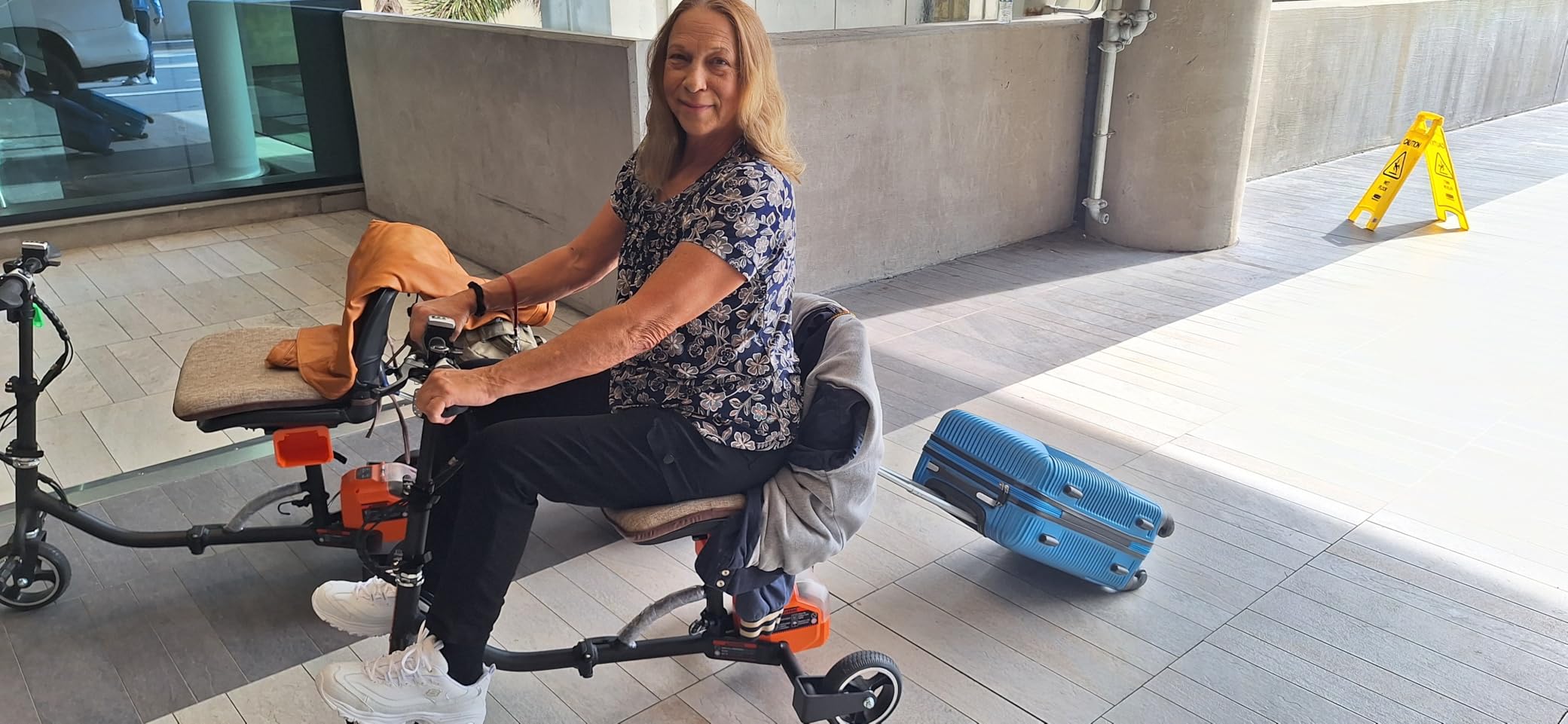 SuperHandy Passport Mobility Scooter for Adults - Foldable, 3 Wheel, Airline Travel Friendly - 13 Mile Range, Includes 2 Removable 44.4V Lithium-ion Batteries & Charger (275 Lbs) customer photo 1
