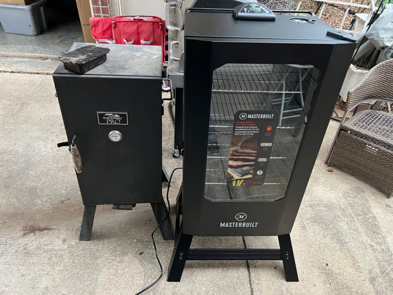 40-inch Digital Electric Vertical BBQ Smoker with Leg Kit, Side Wood Chip Loader and 970 Cooking Square Inches in Black, Model MB20070122 customer photo 1