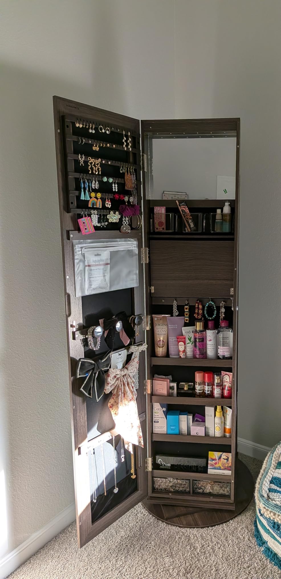 SONGMICS 6 LEDs Lockable Mirror Jewelry Cabinet, 360 Swivel Jewelry Organizer Armoire Standing, Frameless Full-Length Mirror, 3 Storage Shelves, White Surface, Black Lining UJJC007W01 customer photo 1