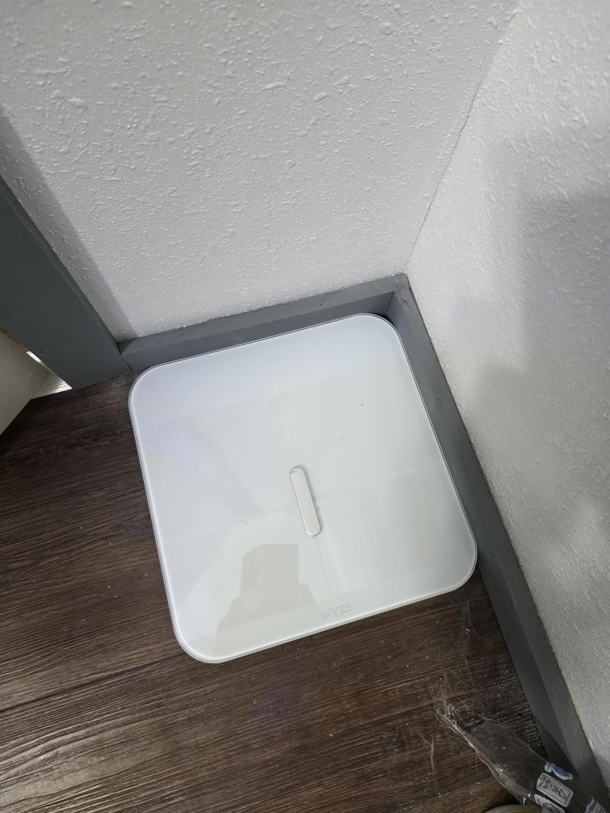 Wyze Smart Scale X - Digital Bathroom Scale for Body Weight, BMI, Body Fat, Muscle Mass, Heart Rate Monitor | ITO Glass & LED Backlight | Batteries Included, 400 lbs (White) customer photo 1