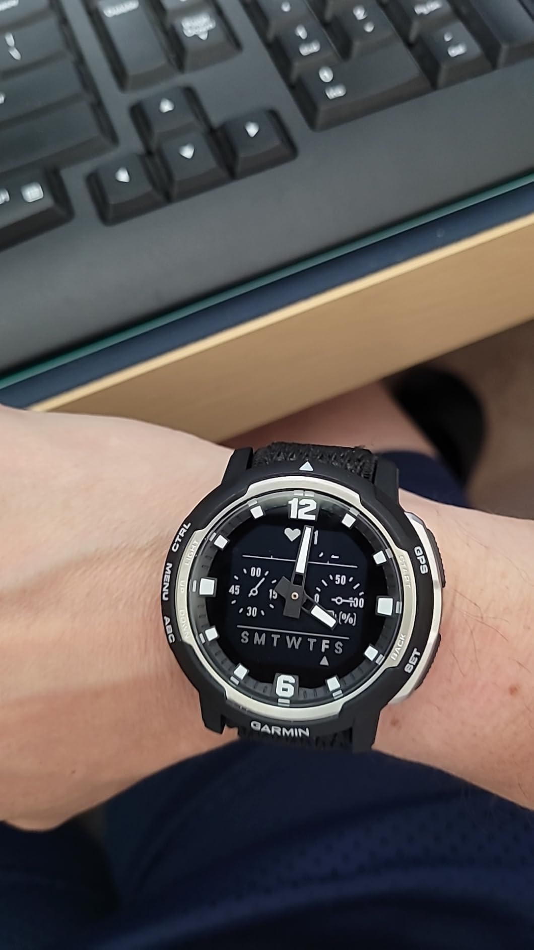 Garmin Instinct Crossover, Rugged Hybrid Smartwatch, Analog Hands and Digital Display, Black customer photo 2