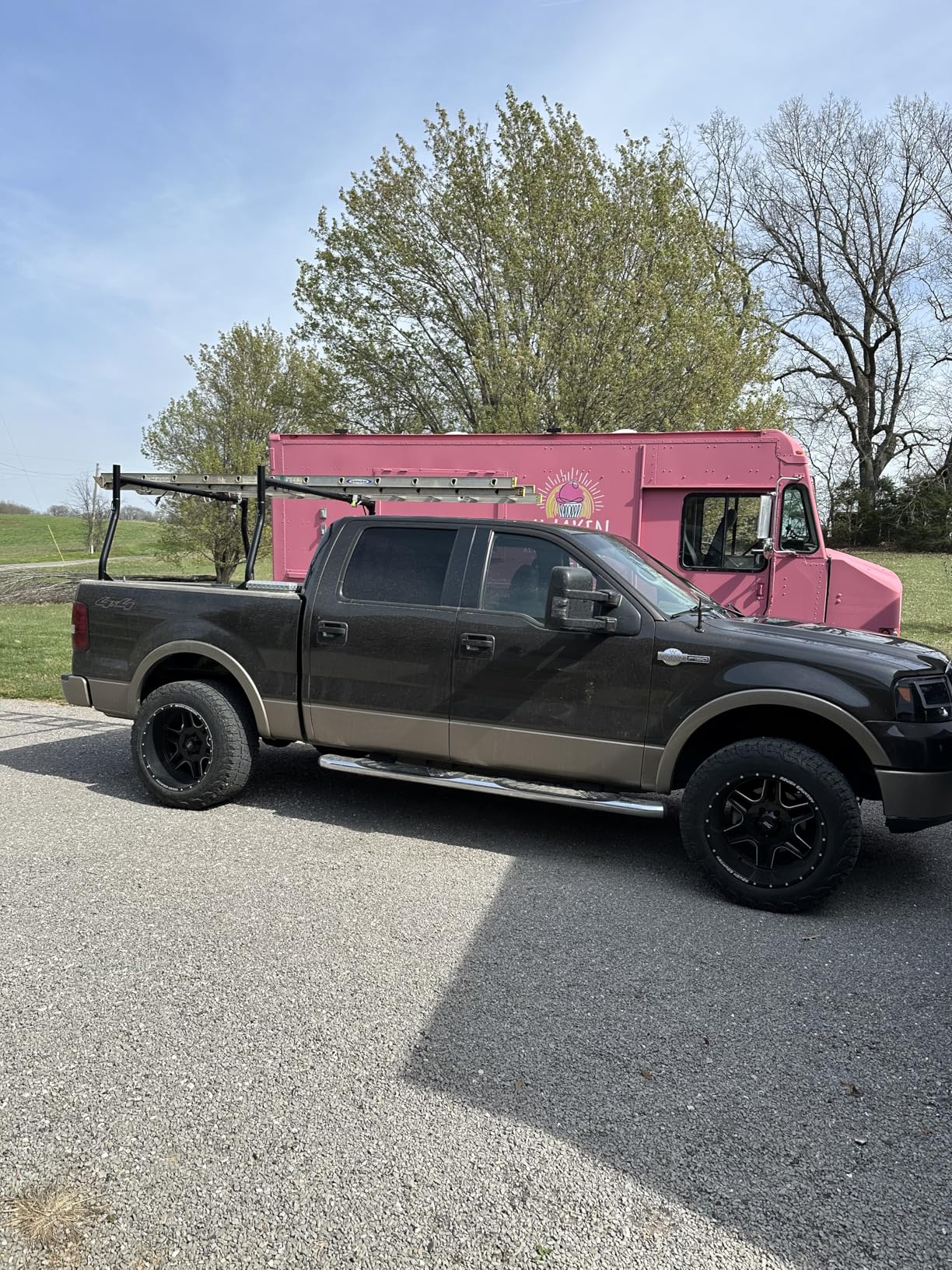 VEVOR Extendable Steel Truck Ladder Rack - 800 lbs Capacity, 46-71 inch, Non-Drilling J-Bolts for Kayak, Surfboard, Lumber, Ladder customer photo 2