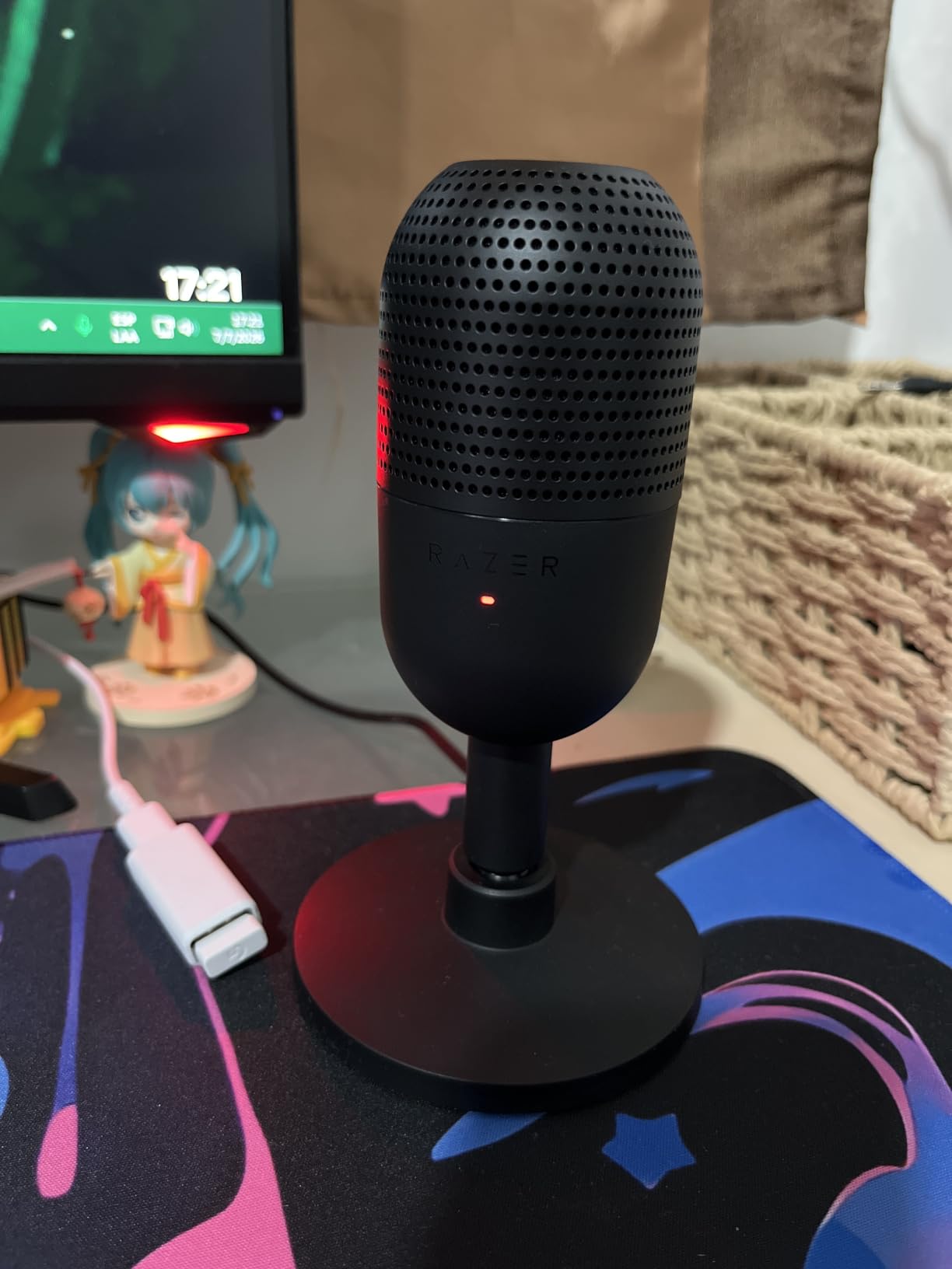 Razer Seiren V3 Mini USB Microphone, Supercardioid Condenser Mic, Black | Tap-to-Mute Sensor with LED Indicator, Shock Absorber, Ultra Compact, Works with OBS, Discord, Zoom, Teams customer photo 2