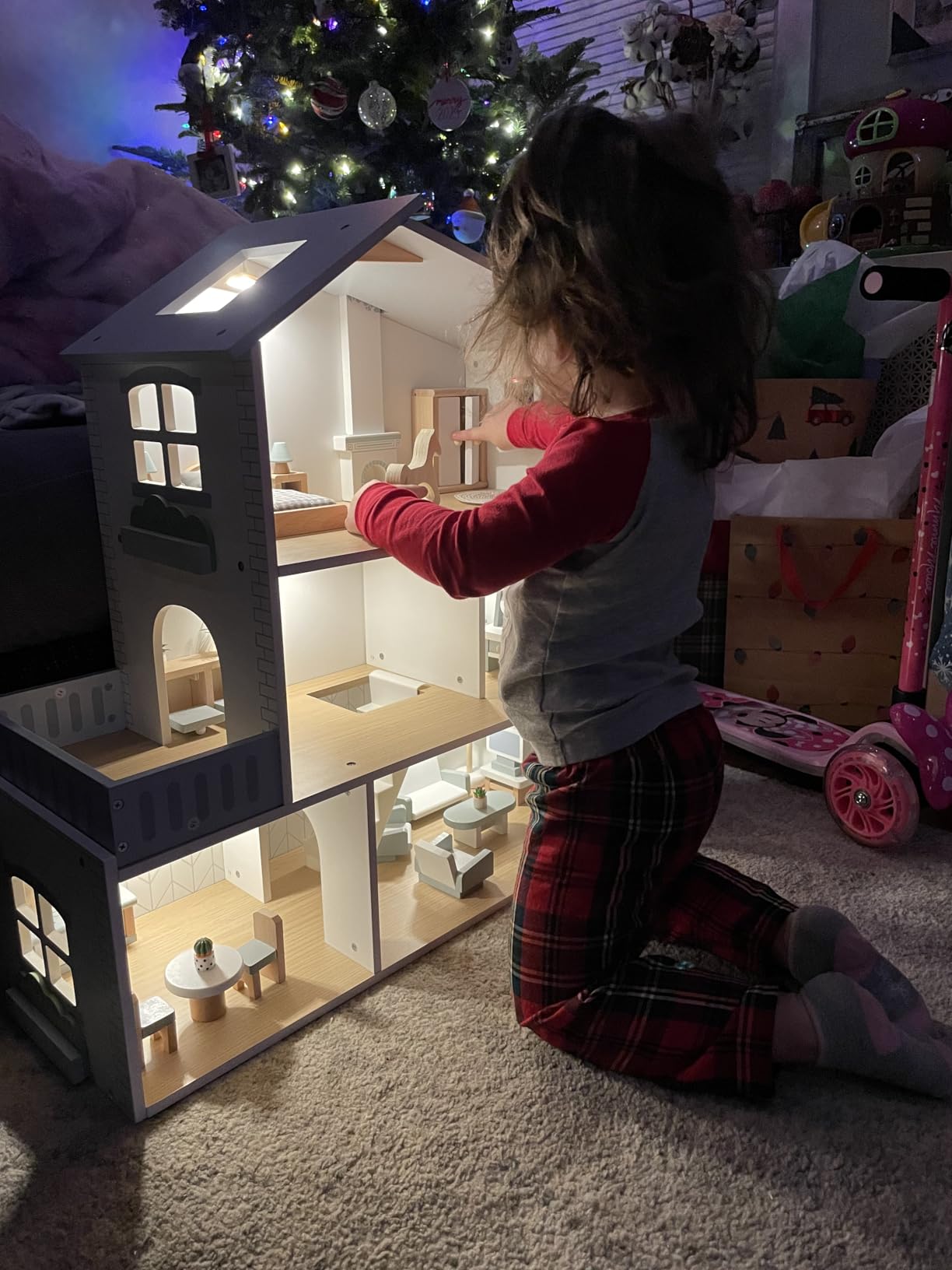 ROBOTIME Wooden Dollhouse, Wooden Doll House with 29 Pieces of Furniture, 6 Rooms Fits 4-6 Inch Dolls, Gift for Kids Ages 3+ customer photo 2