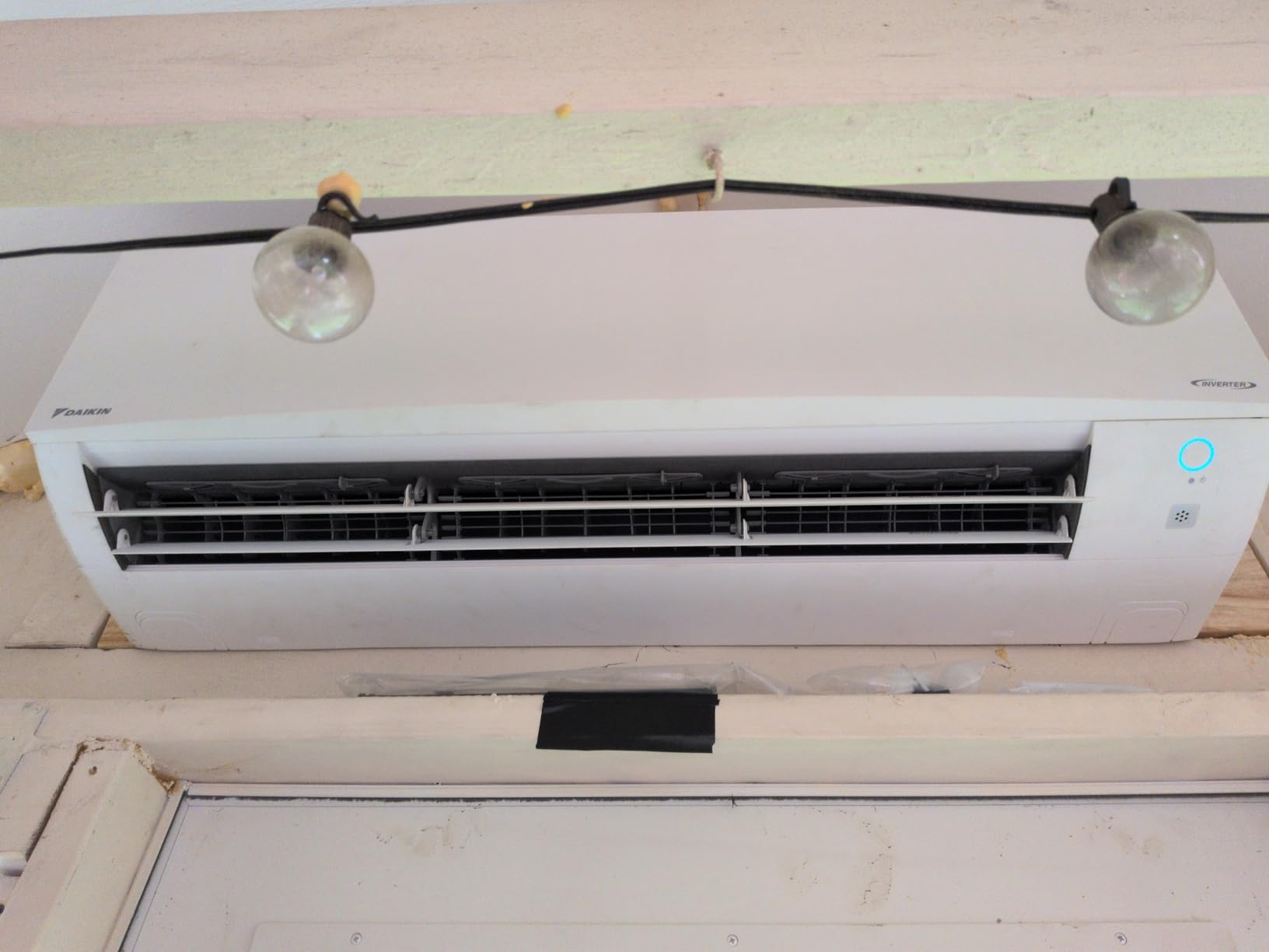 Daikin 18,000 BTU 18 SEER2 Entra R32 Series Ductless Mini Split Heat Pump System w/Maxwell All-Inclusive 15' Installation Kit and Wall Mounting Bracket (230V) customer photo 1
