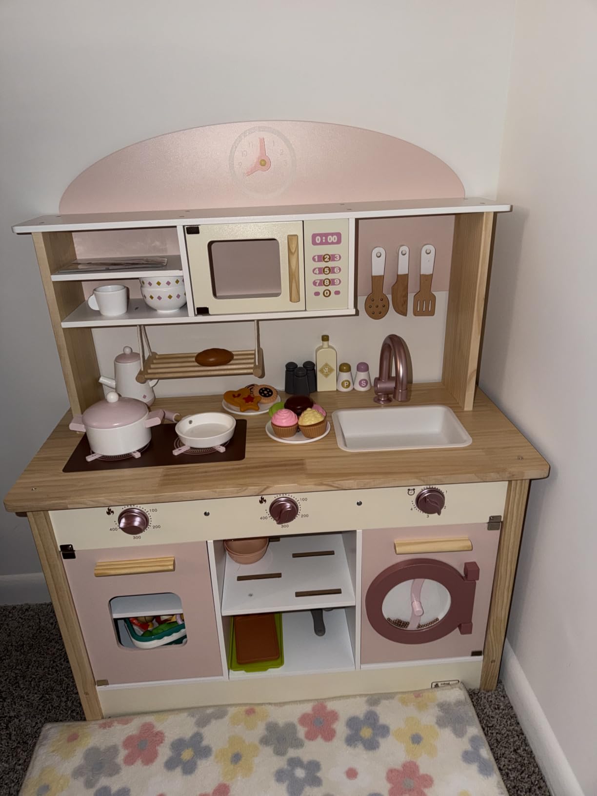 ROBUD Play Kitchen Set, Wooden Play Kitchen with Ice Maker, Fridge, Coffee Machine, Oven, Dishwasher, Microwave, Kitchen Accessories, Toy Kitchen Gift for Boys Girls, 3+ customer photo 2