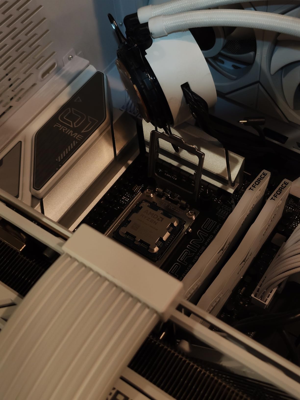 AMD RYZEN 7 9800X3D 8-Core, 16-Thread Desktop Processor customer photo 2