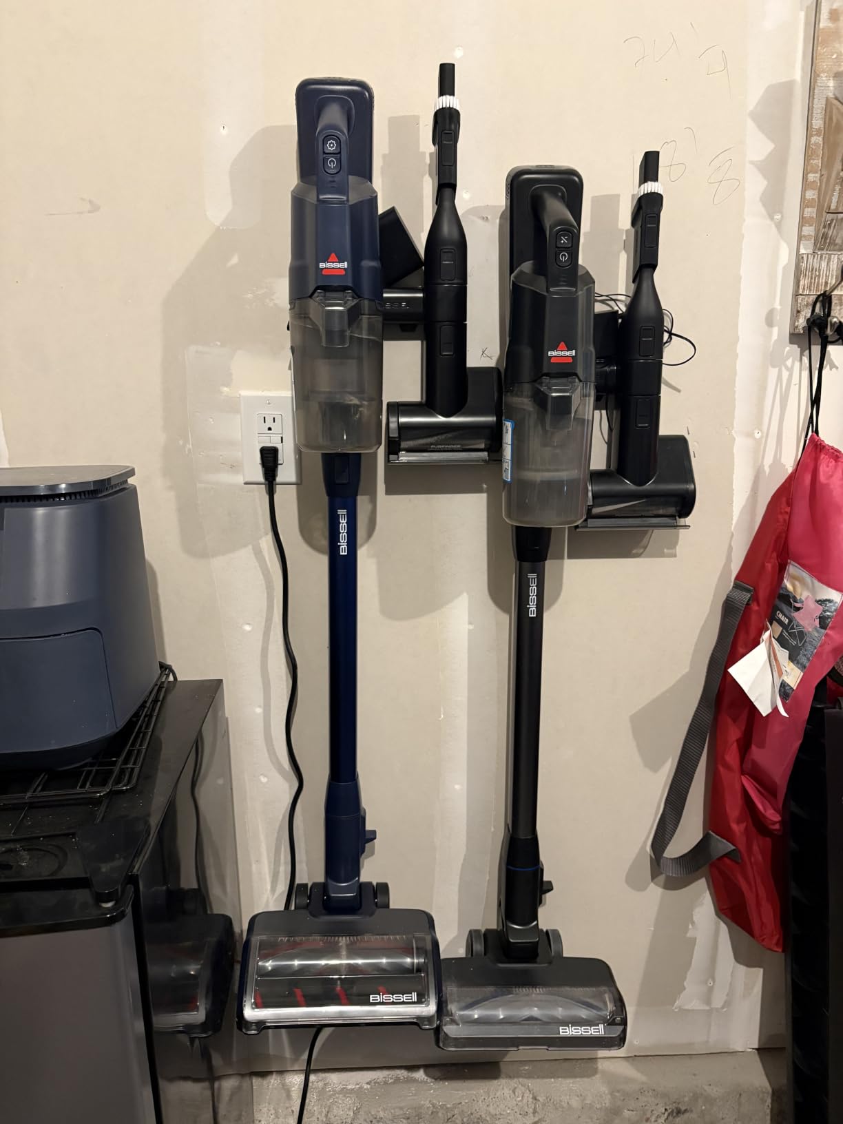 Bissell PowerClean FurGuard 280W Self-Standing Cordless Vacuum w/Self-Cleaning Brush Roll, Strong Suction, Removeable Battery, Wall Mount, Upholstery Tool & Bright Headlights customer photo 2