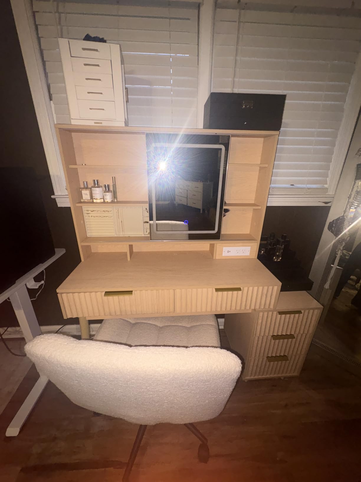 VASAGLE MAXE Collection - Vanity Desk with Sliding Mirror and Lights, Mid Century Modern Fluted Makeup Vanity with 10x Magnifying Mirror, Charging Station, Jewelry Storage, Oak Beige URDT139YC01S customer photo 2