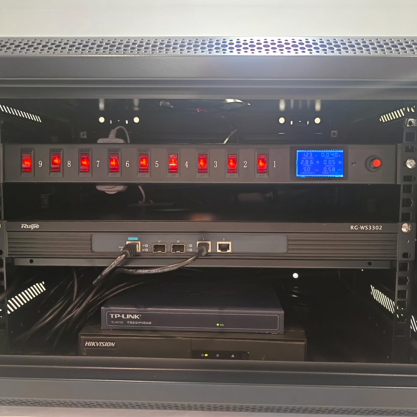 9 Outlet Rack Mount Power Strip with Individual Switches, PDU Surge Protector 15A 125V 1875W, 1U Server Rack Power Distribution Unit with Overload Protection and Power Monitoring, 6.5FT Cord customer photo 1