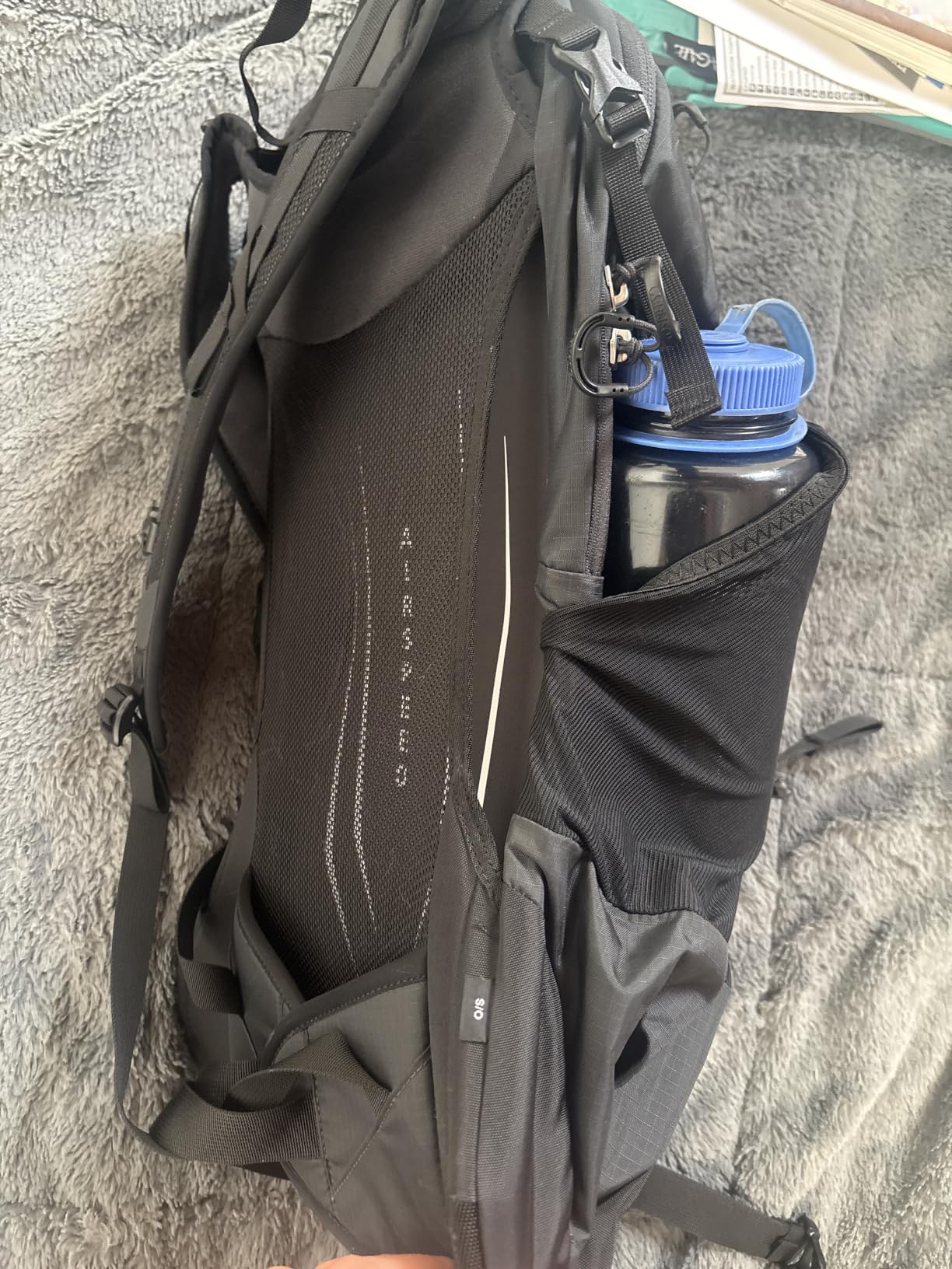 Osprey Hikelite 26L Durable Hiking Backpack - Travel Daypack with Rain Cover for Men and Women, Raven Black customer photo 2