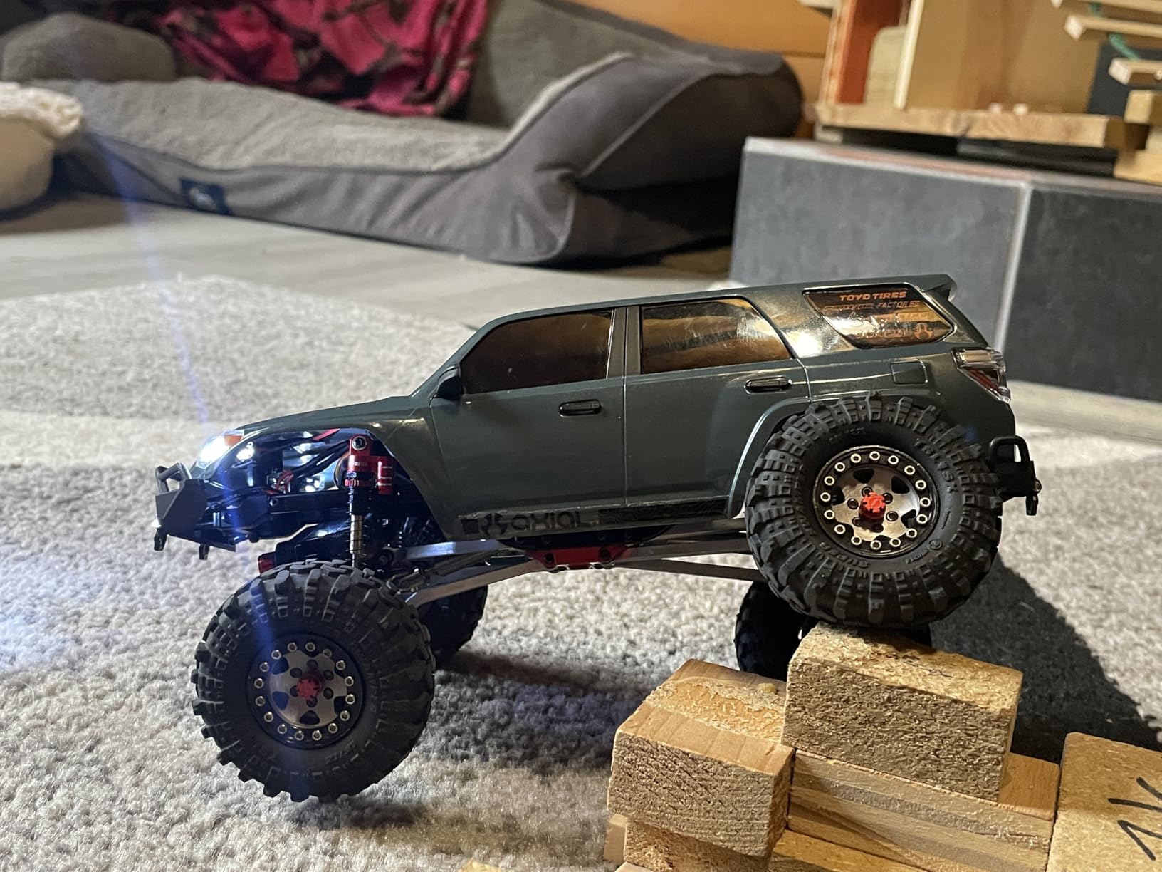 Axial RC Truck 1/24 SCX24 Toyota 4Runner 4X4 RTR Brushed Rock Crawler, RTR (Battery and Charger Included) Gray, AXI-2035T2 customer photo 2