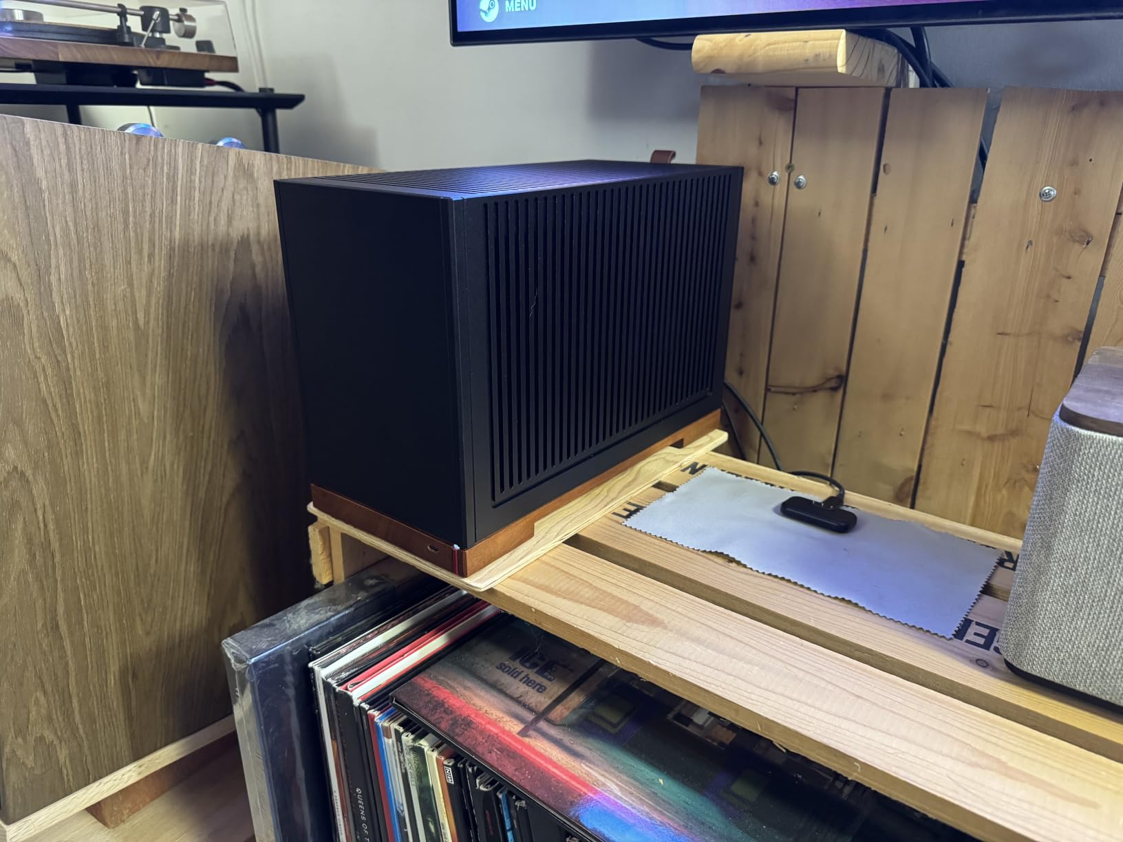 JONSBO T9 Mini ITX PC Case, SFF Tool-Free Mesh Desktop Case, A4 Structure, Black Walnut Solid Wood Base, 3 Levels Adjustable for MB, 4mm AL, SP SFX 100mm/GPU 202mm-310mm, with a PCI-E 5.0 Cable, Black customer photo 1
