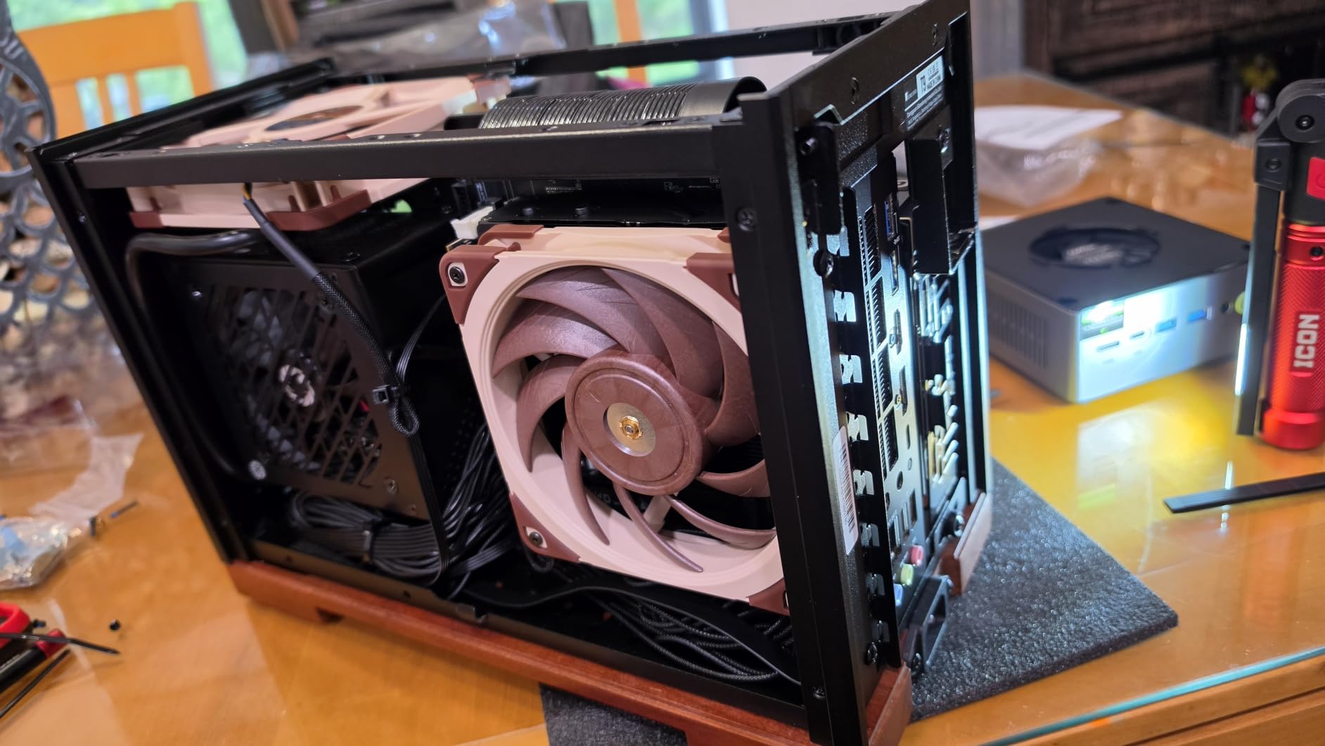 JONSBO T9 Mini ITX PC Case, SFF Tool-Free Mesh Desktop Case, A4 Structure, Black Walnut Solid Wood Base, 3 Levels Adjustable for MB, 4mm AL, SP SFX 100mm/GPU 202mm-310mm, with a PCI-E 5.0 Cable, Black customer photo 2