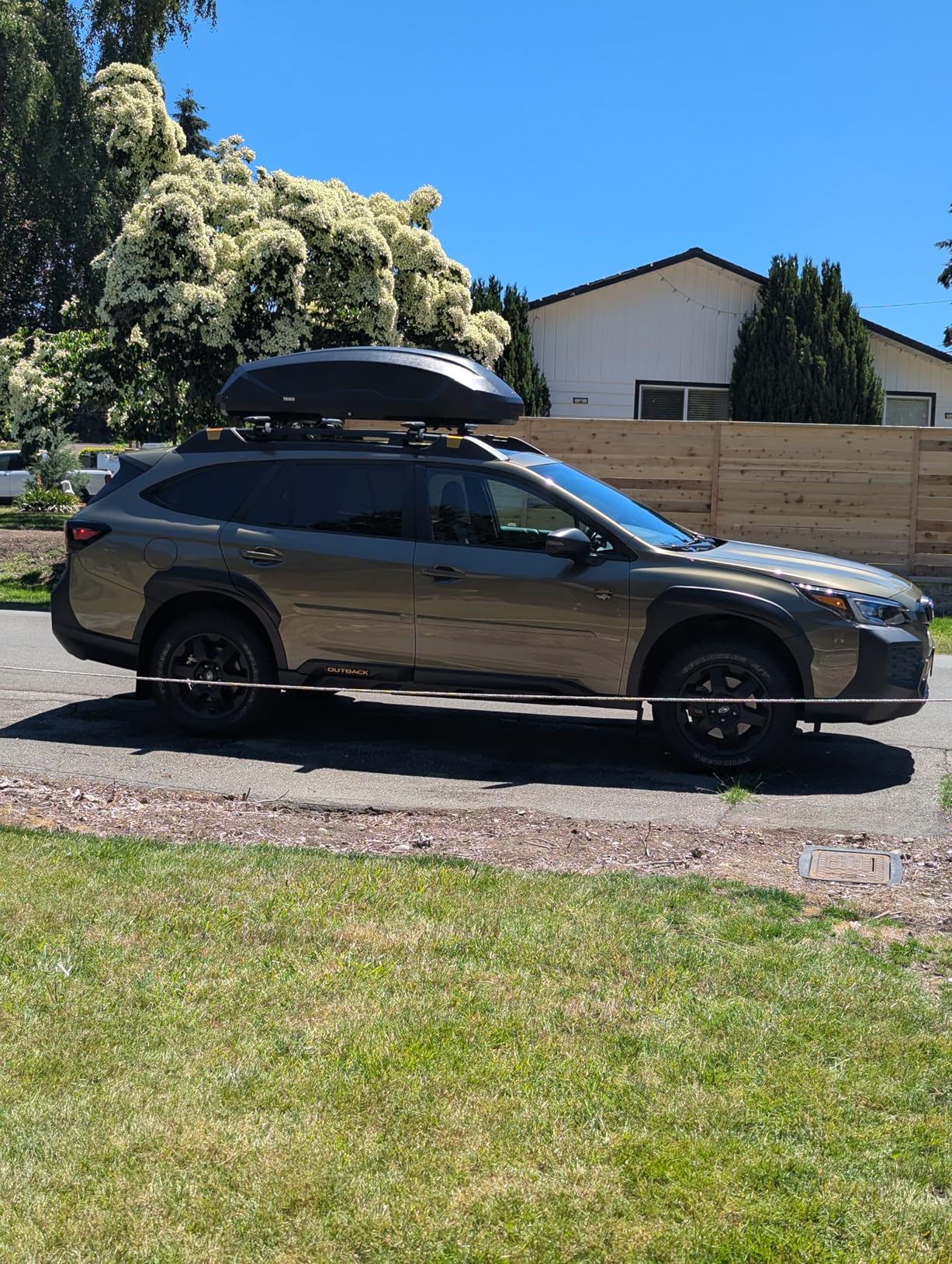 Thule Pulse 2 Aerodynamic Roof Mounted Box, Size L, 16 cu ft, Dual-Sided Opening with Locks, Tool-Free Install customer photo 1