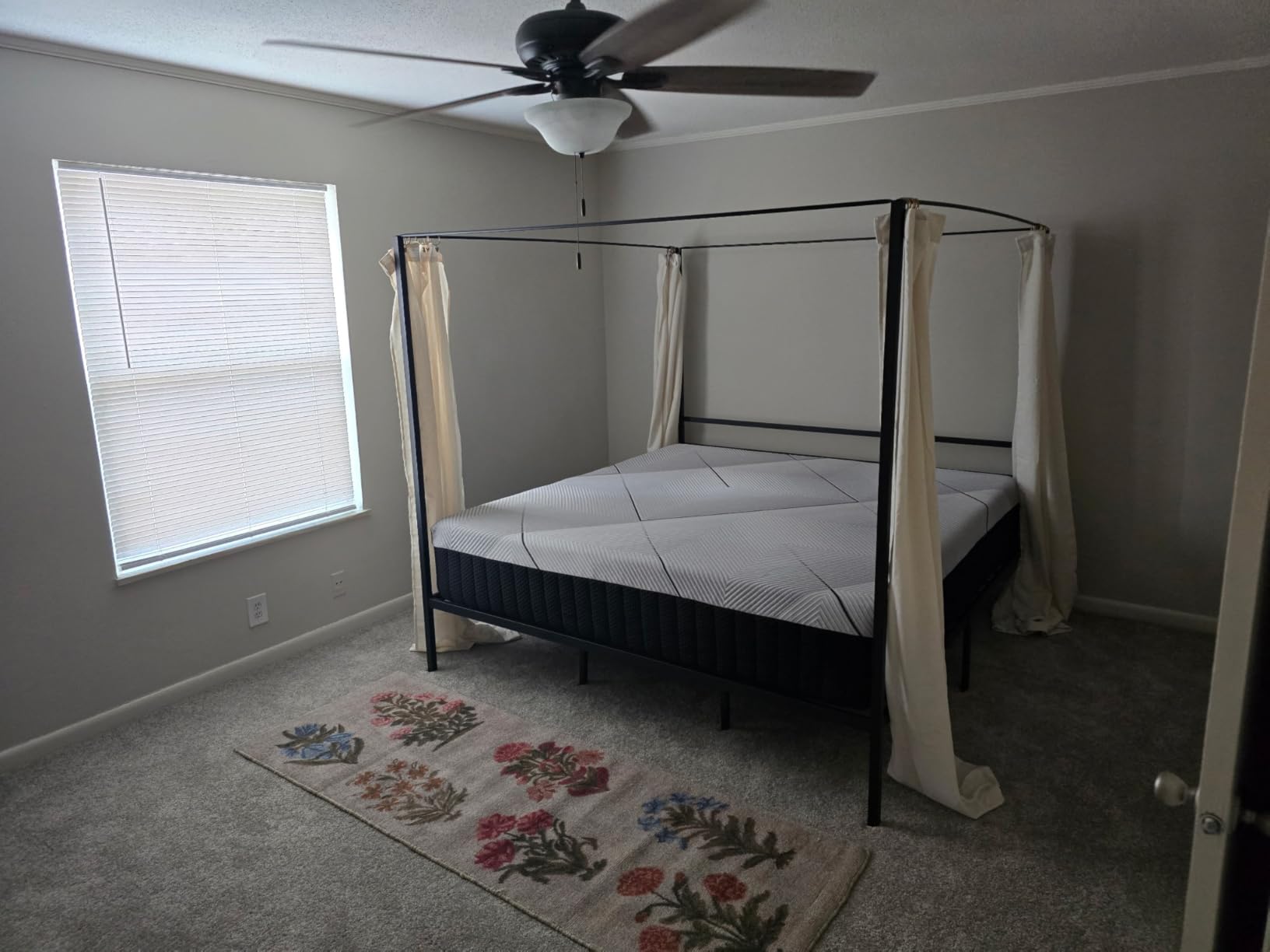 YITAHOME Canopy Bed Frame Queen Size Metal Four Posters 14 Inch Platform with Built-in Headboard Strong Metal Slat Mattress Support, No Box Spring Needed, Black customer photo 2
