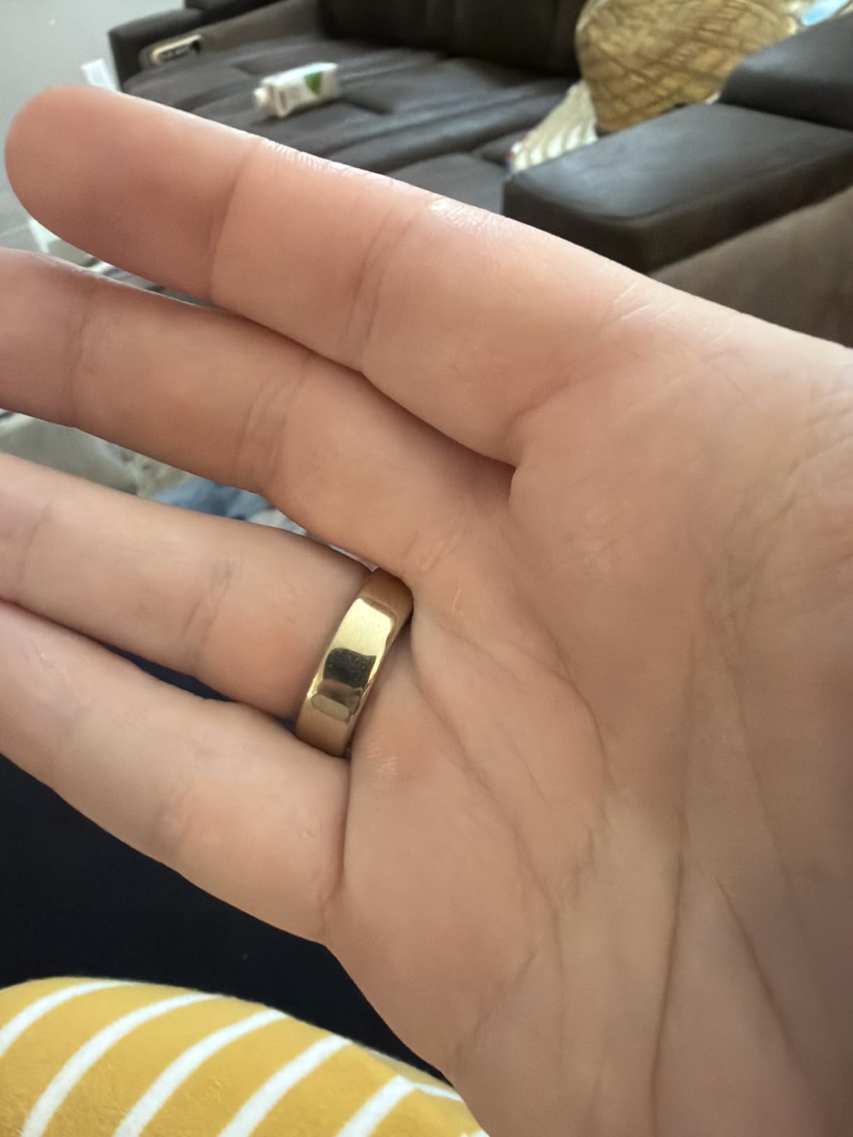 Oura Ring 5 - Gold - Size 8 - World's Smallest Smart Ring - Sleep, Activity, Women's Health, AI Advisor, 1 Week of Battery Life, Size Before You Buy, Android & iOS Compatible customer photo 1