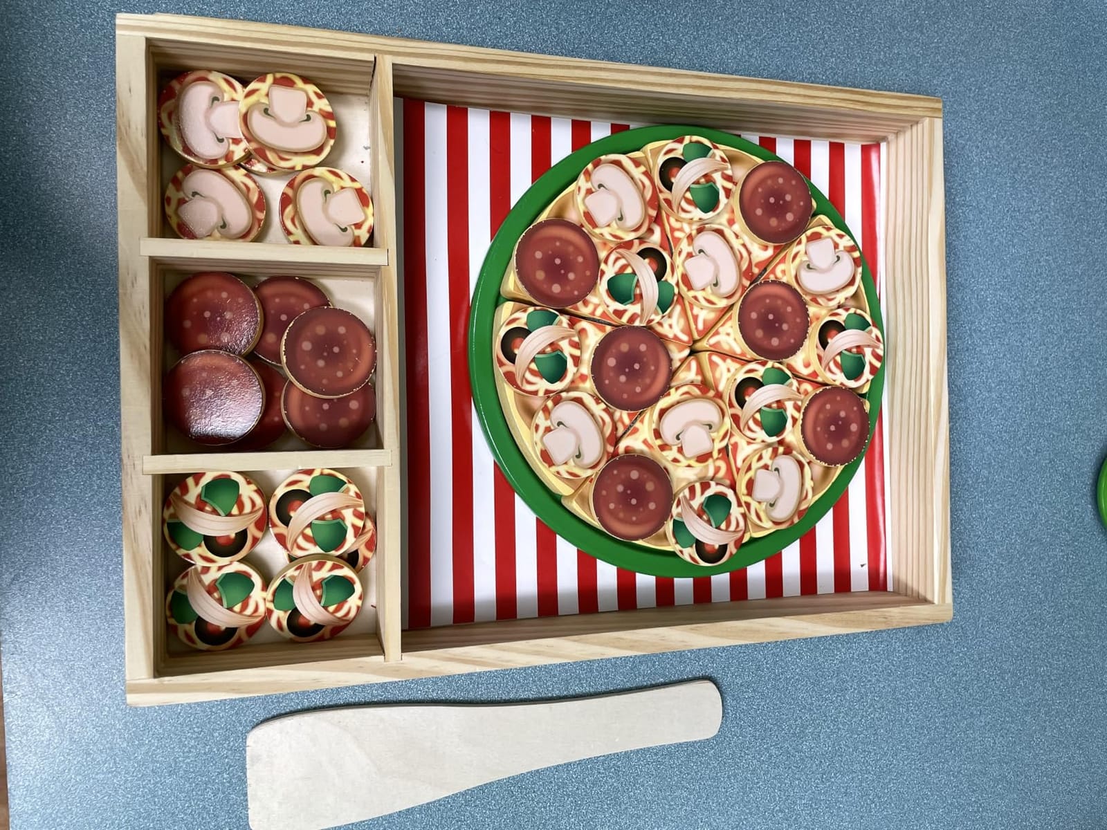 Melissa & Doug Wooden Pizza Party Play Set, 36 Self-Stick Toppings, Pizza Toy Kitchen Set & Play Kitchen Accessories, Preschool Toys for Boys & Girls 3+ customer photo 1