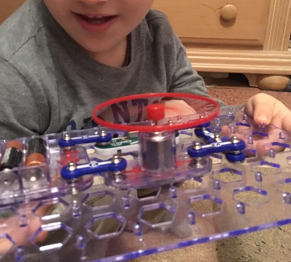 Snap Circuits Jr. SC-100 Electronics Exploration Kit, Over 100 Projects, Full Color Project Manual, 28 Parts, STEM Educational Toy for Kids 8 + customer photo 2