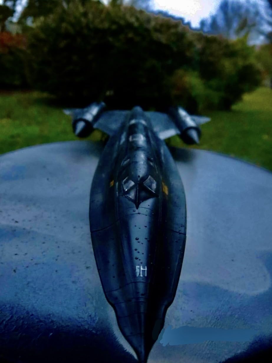 Revell 85-5810 SR-71 Blackbird 1:72 Scale 66-Piece Skill Level 4 Model Airplane Building Kit customer photo 1