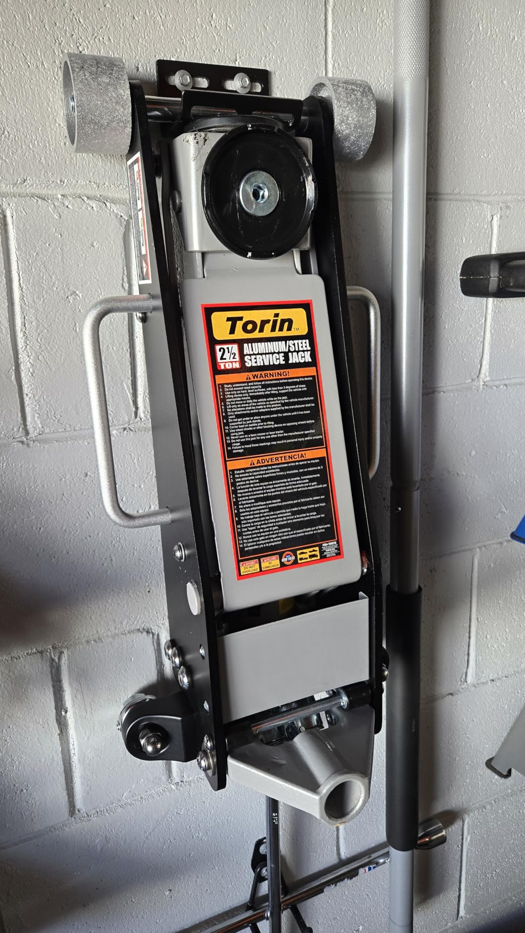 Torin Floor Jack,2.5 Ton Aluminum and Steel Hydraulic Low Profile Car Jack with Dual Piston Quick Lift Pump,Lightweight Racing Floor Jack for Vehicle,5,000 lb Capacity,Black,T84025B customer photo 1