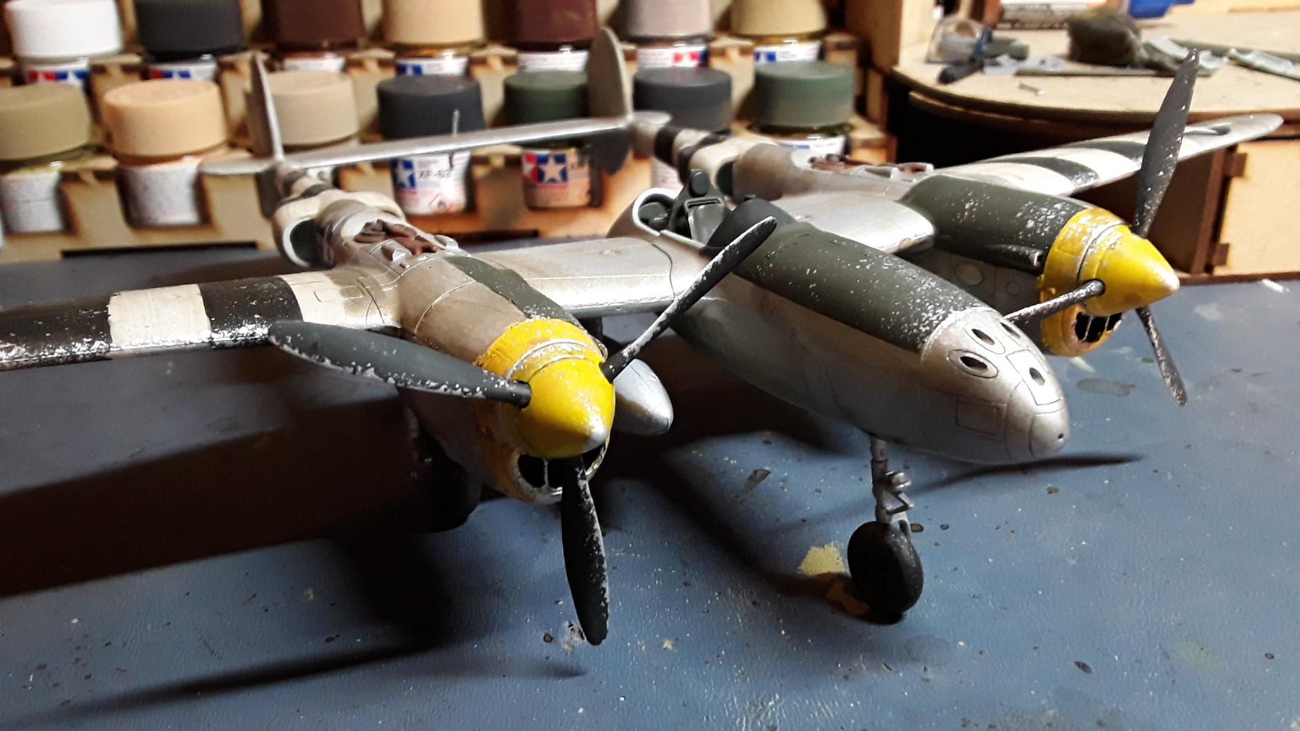 Academy P-38 Lightning (J, Droopsnoot, Pathfinder, Recon),Black 0.5 Liters customer photo 1