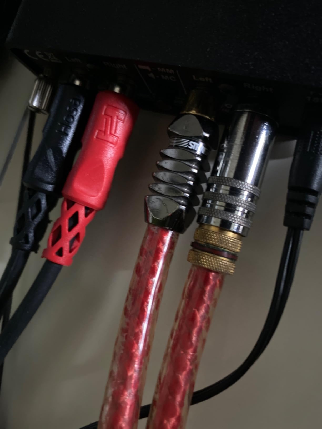 Hosa CRA-203DJ Stereo Interconnect, Dual RCA to Dual Right-angle RCA with Ground Wire, 9.8 Feet customer photo 1