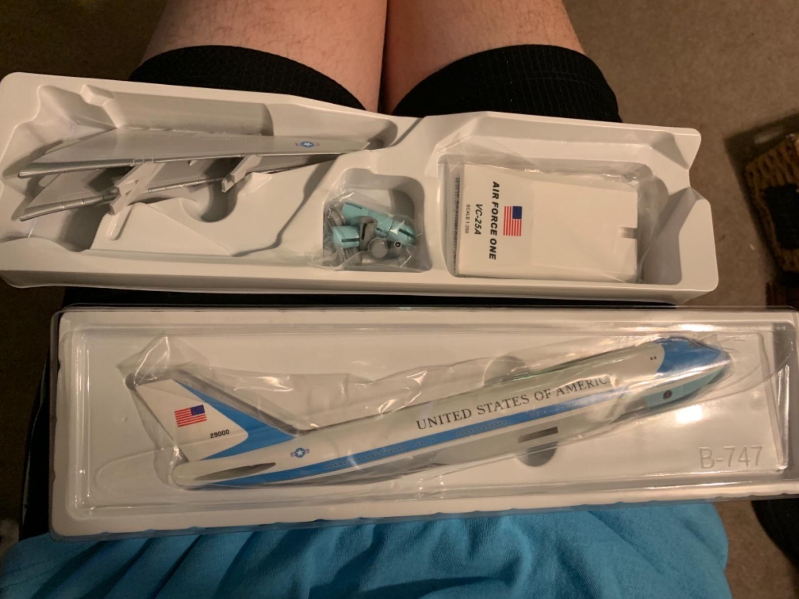 SkyMarks Plastic SKR041 Air Force One Boeing 747-200 VC25 1:250 Scale Desktop Model with Stand customer photo 1