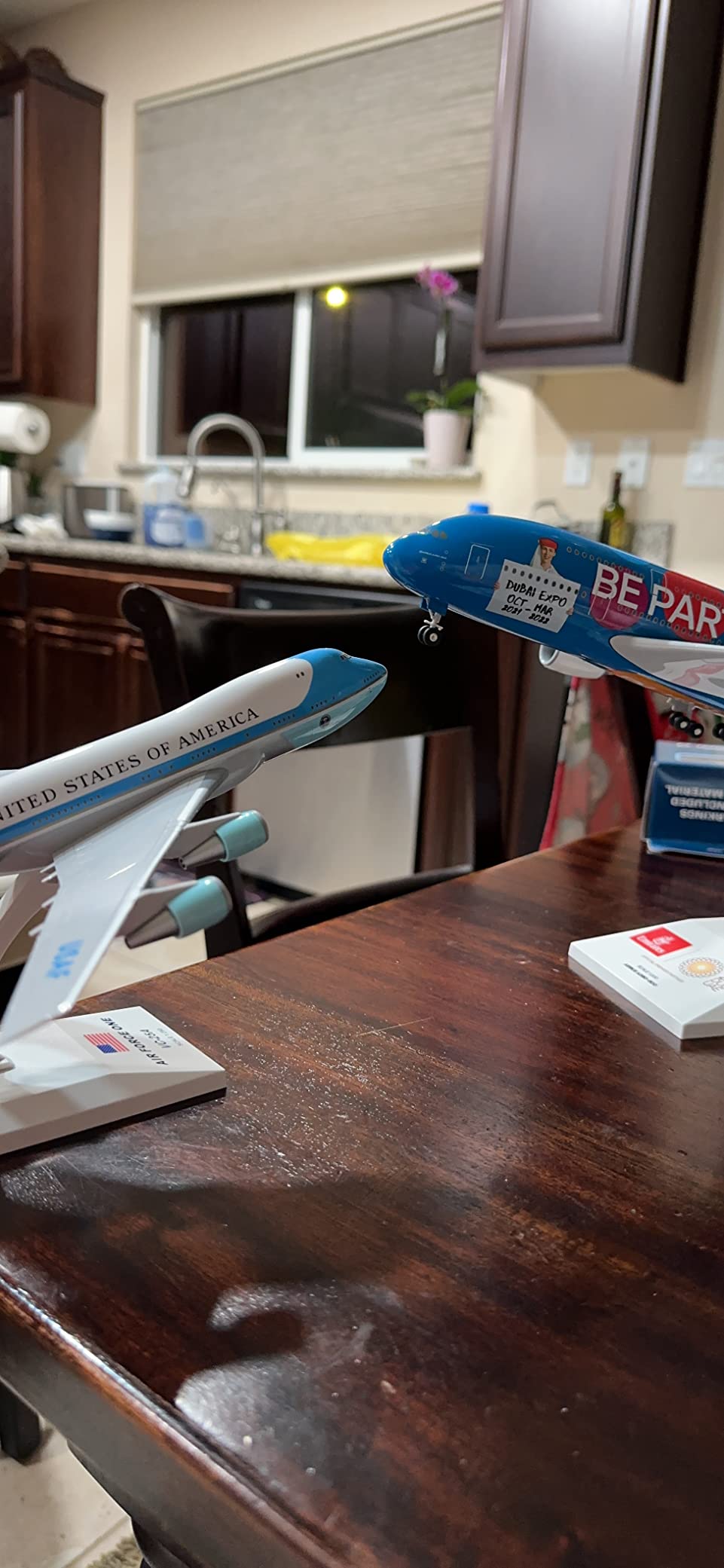 SkyMarks Plastic SKR041 Air Force One Boeing 747-200 VC25 1:250 Scale Desktop Model with Stand customer photo 2