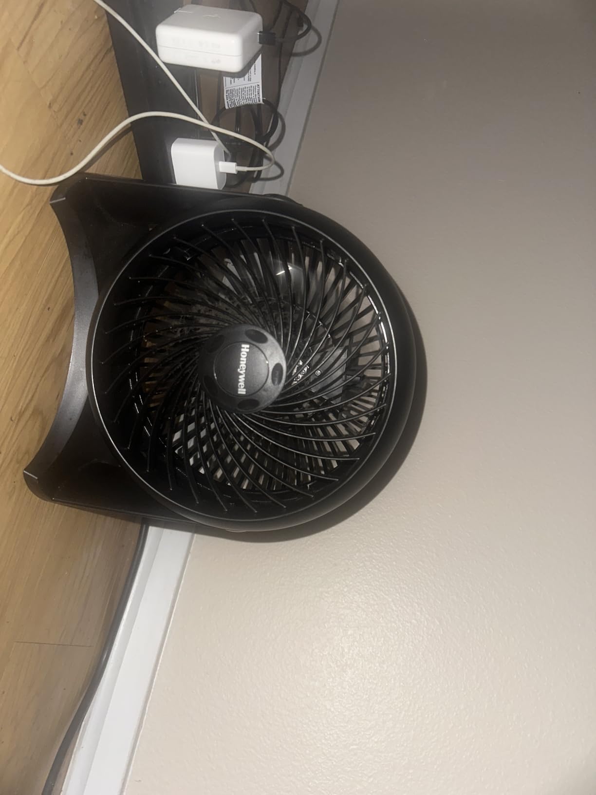 Honeywell TurboForce Air Circulator, Small Tabletop Fan, Quiet Personal Fan for Home or Office, 3 Speeds, 90 Degree Pivoting Head, Black, HT900 customer photo 2
